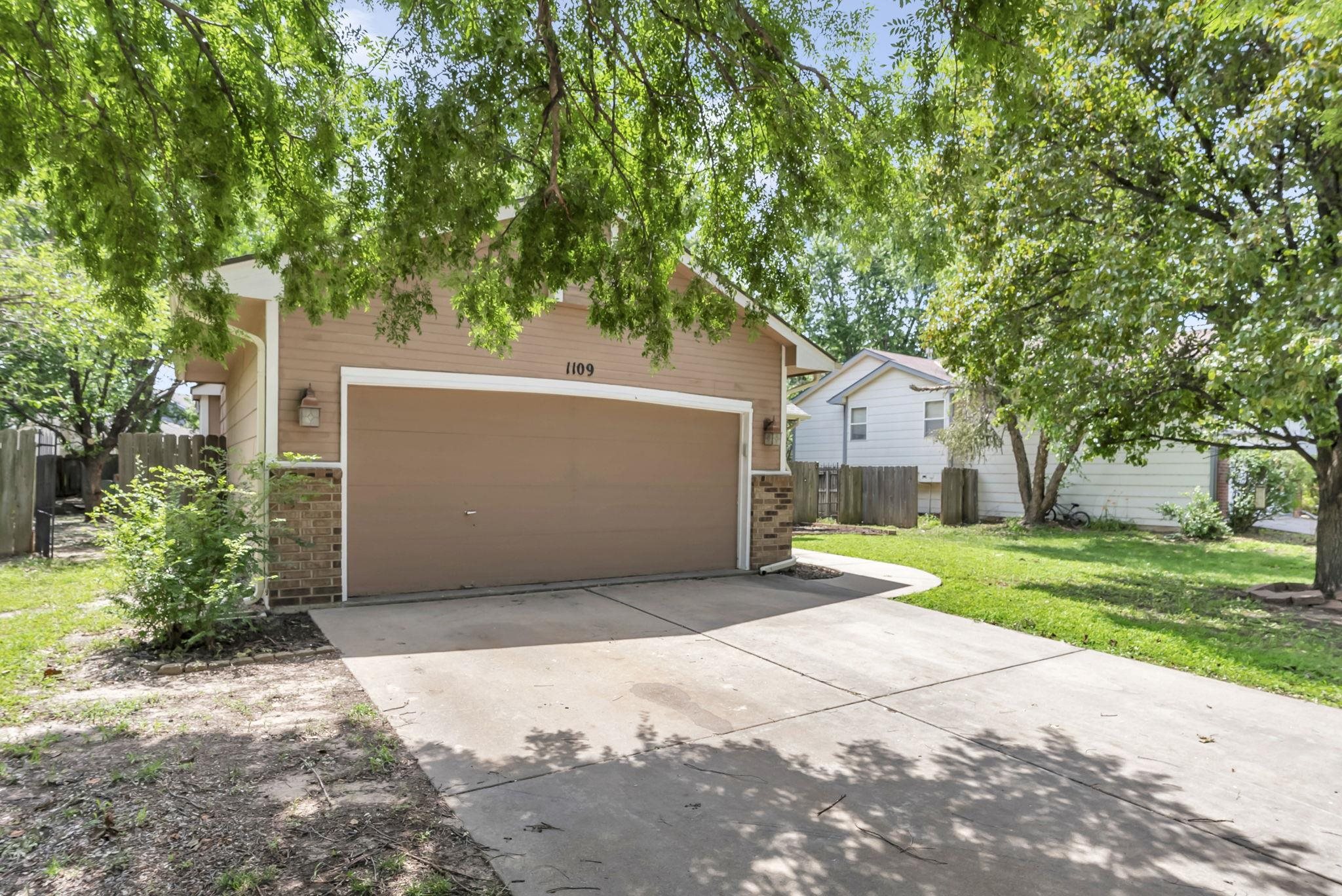 1109 N Lark Ln Property Photo 3