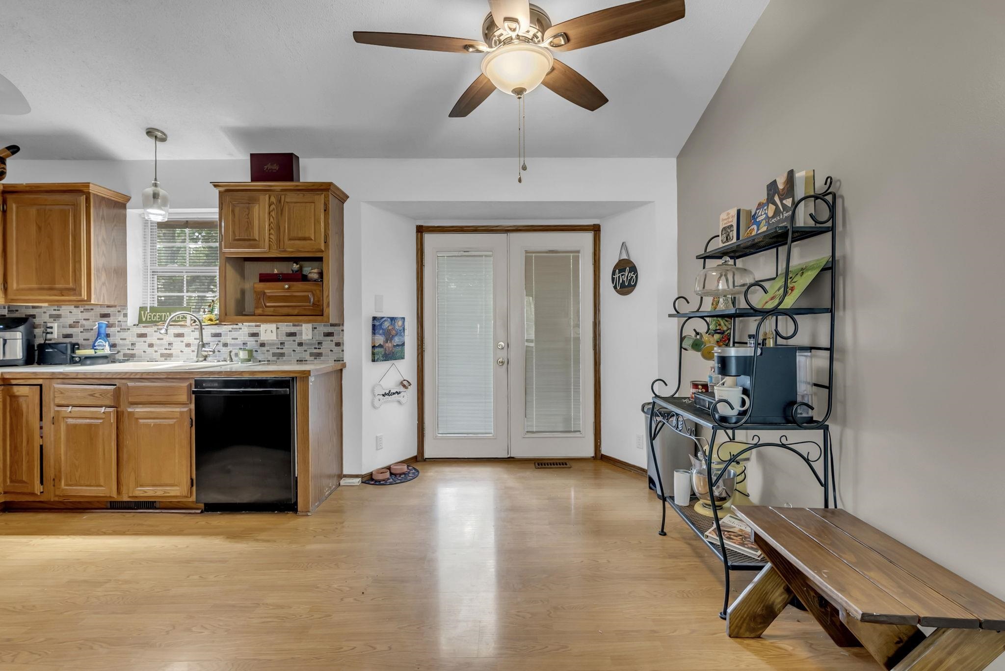 1109 N Lark Ln Property Photo 11