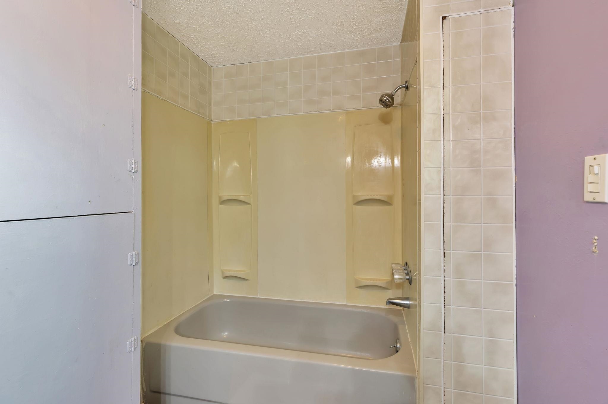 718 W 3rd Property Photo 12