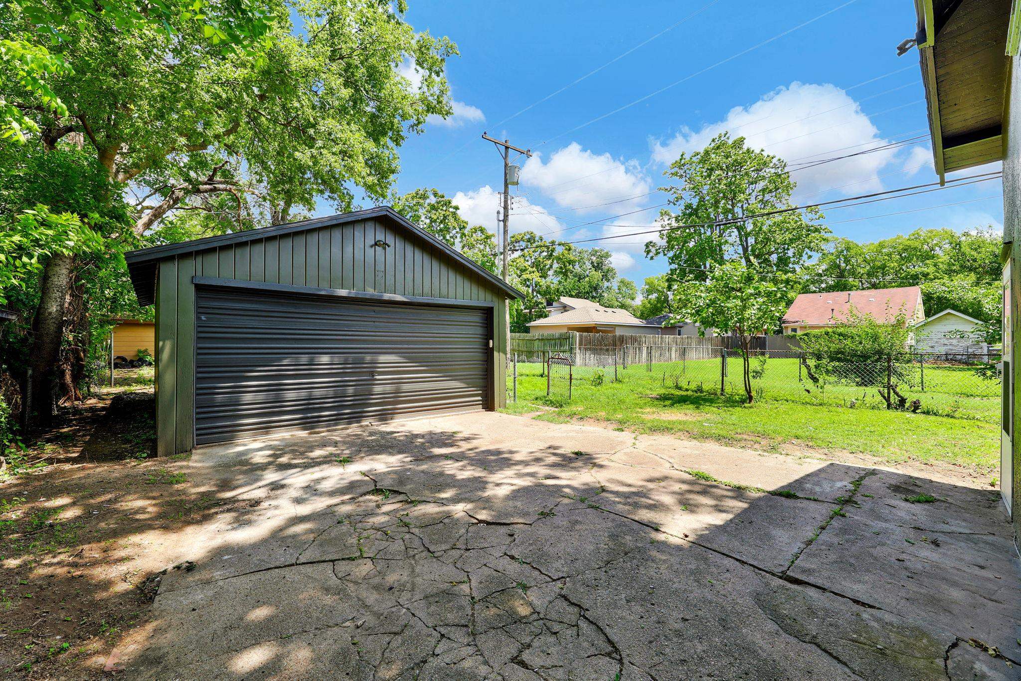 2416 W Burton St Property Photo 32
