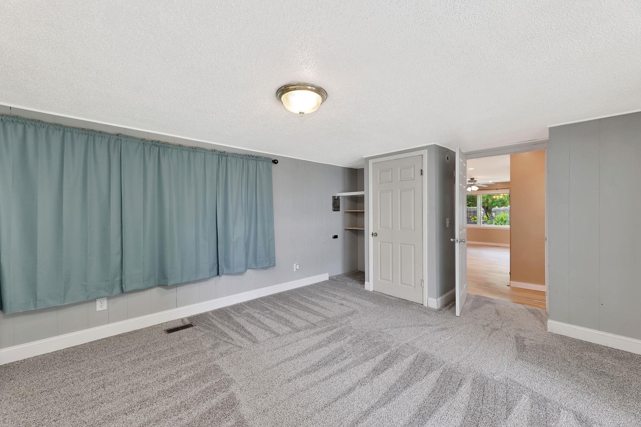 100 E Valley Rd Property Photo 21