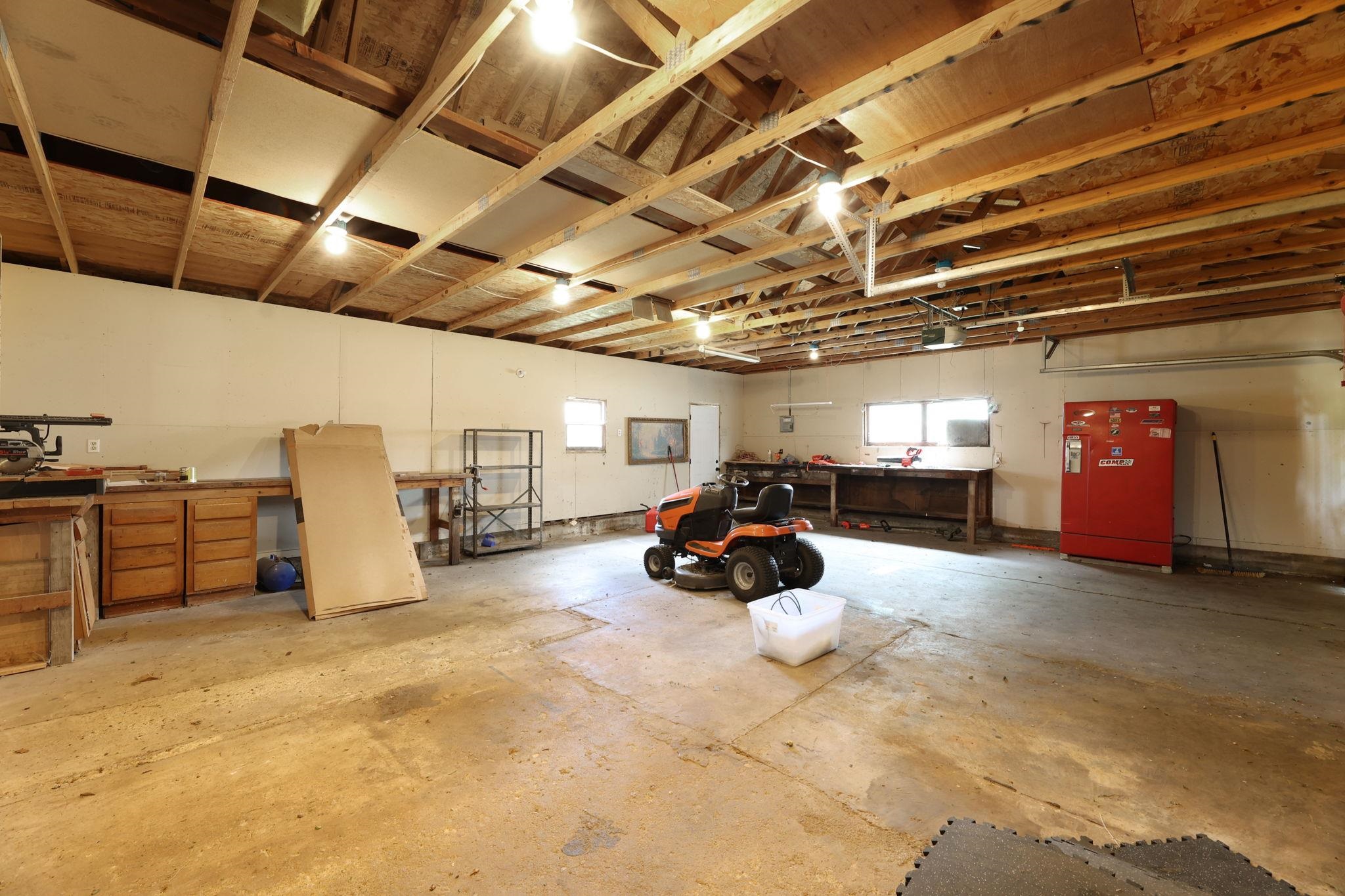 100 E Valley Rd Property Photo 28