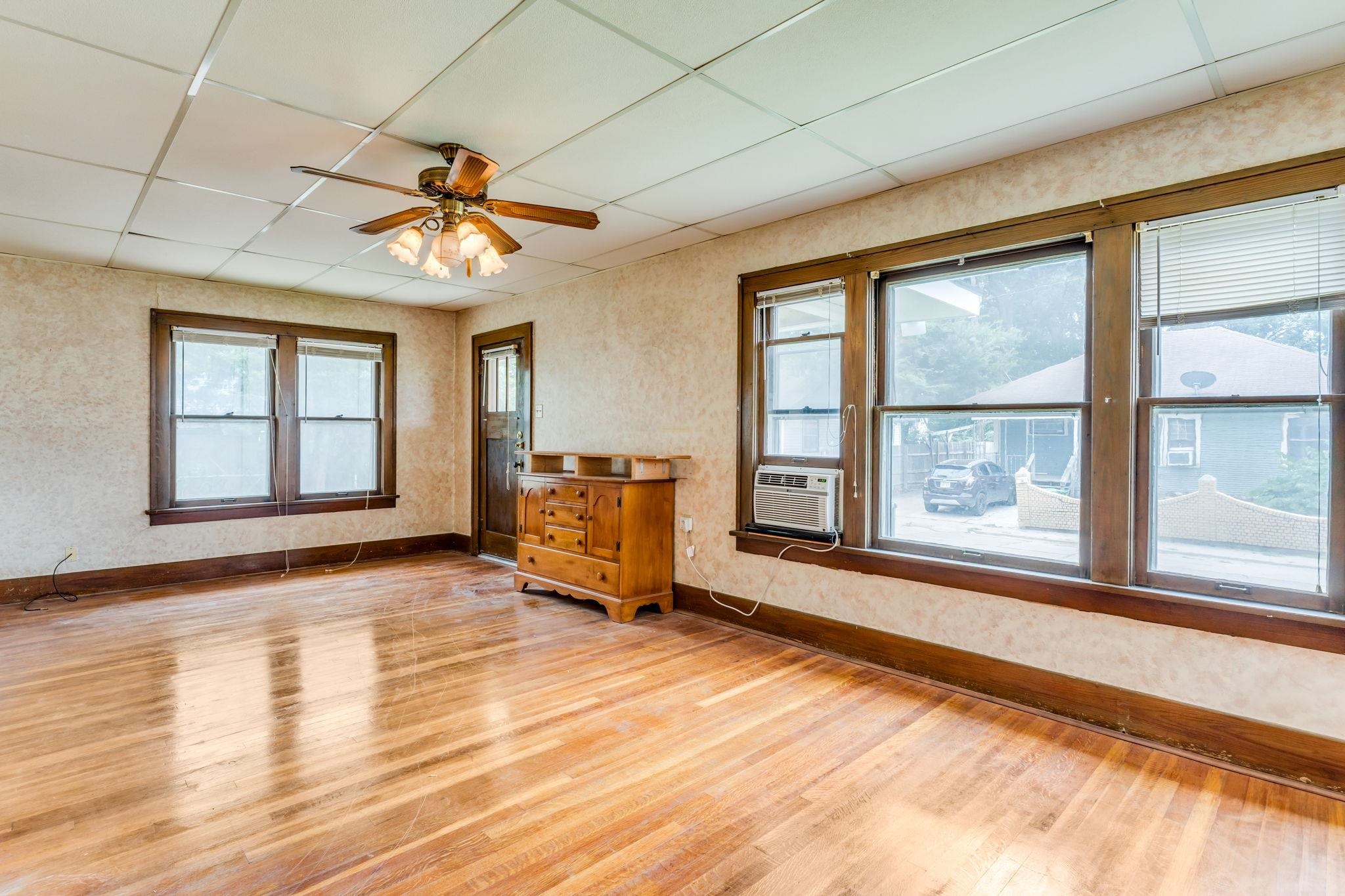 414 W Avenue C Property Photo 7