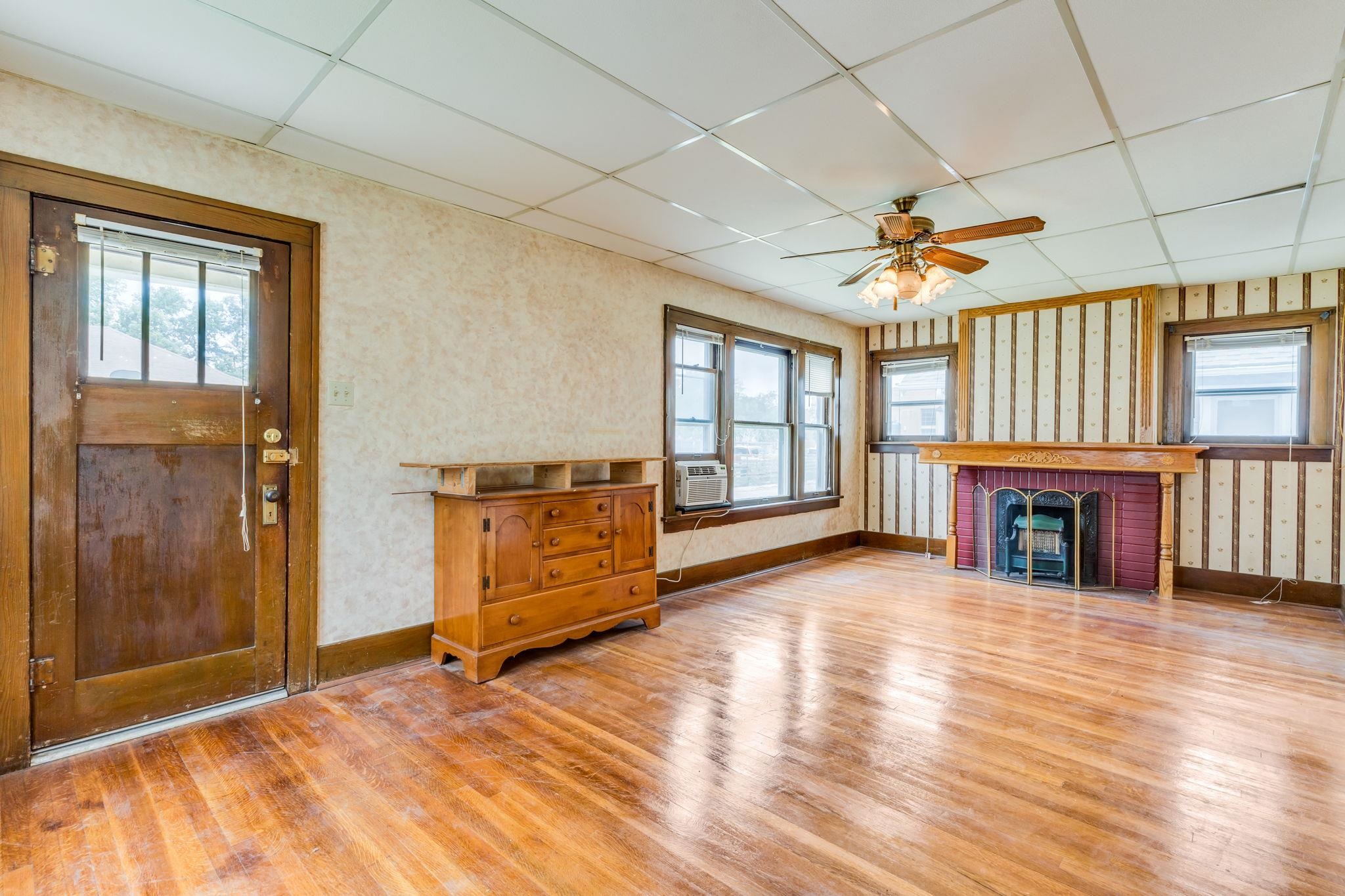 414 W Avenue C Property Photo 8