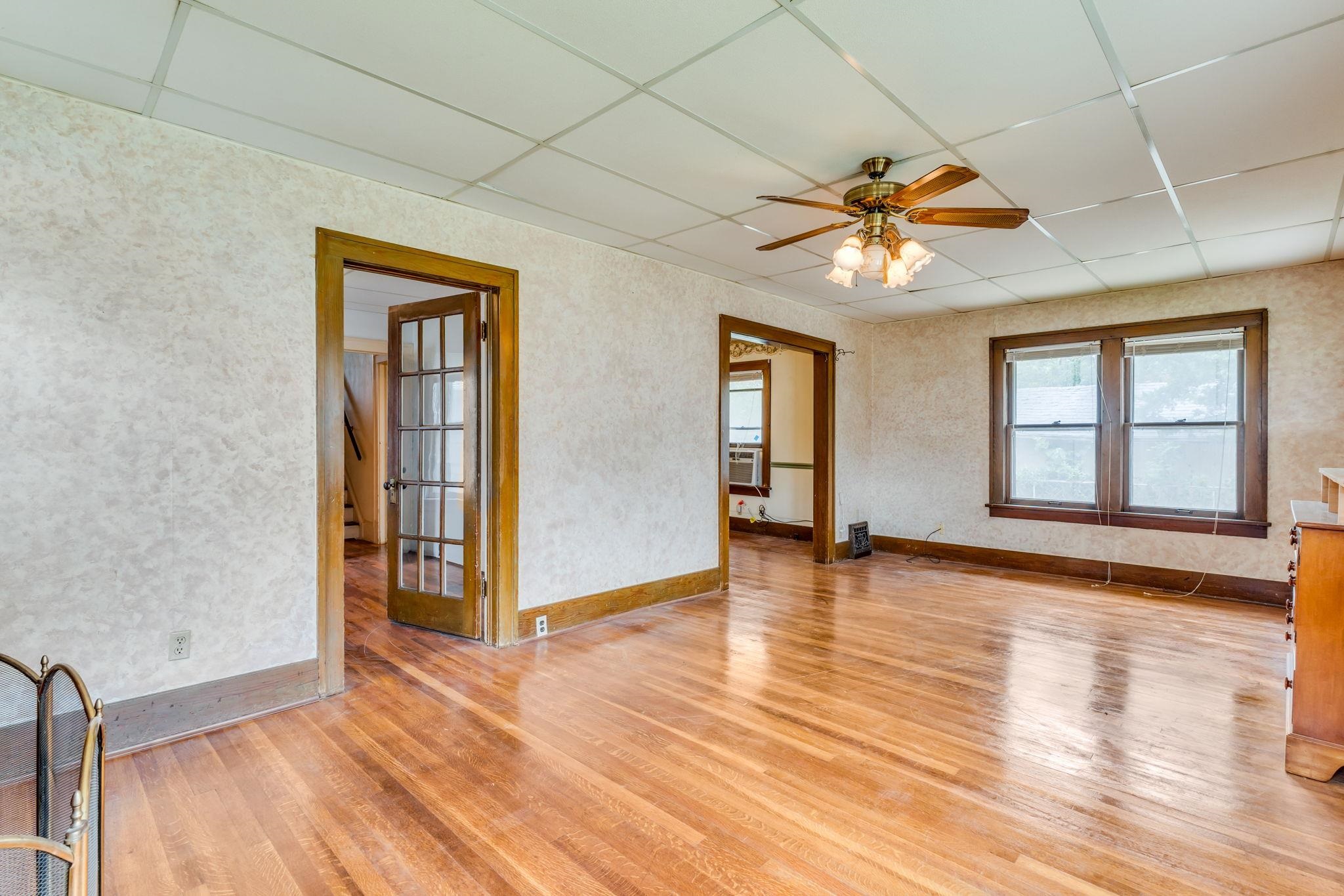 414 W Avenue C Property Photo 9
