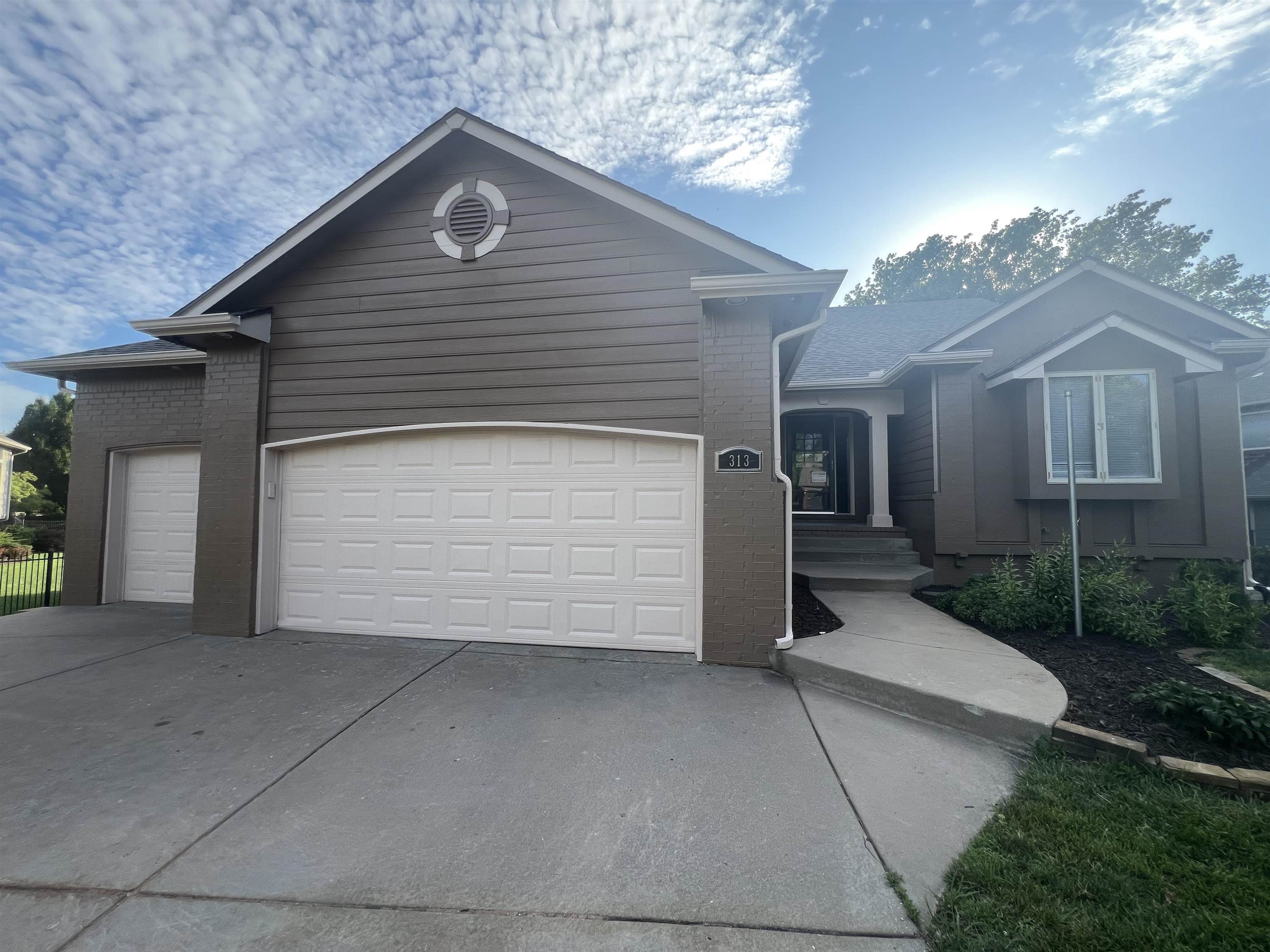 313 N Jaax St Property Photo 4