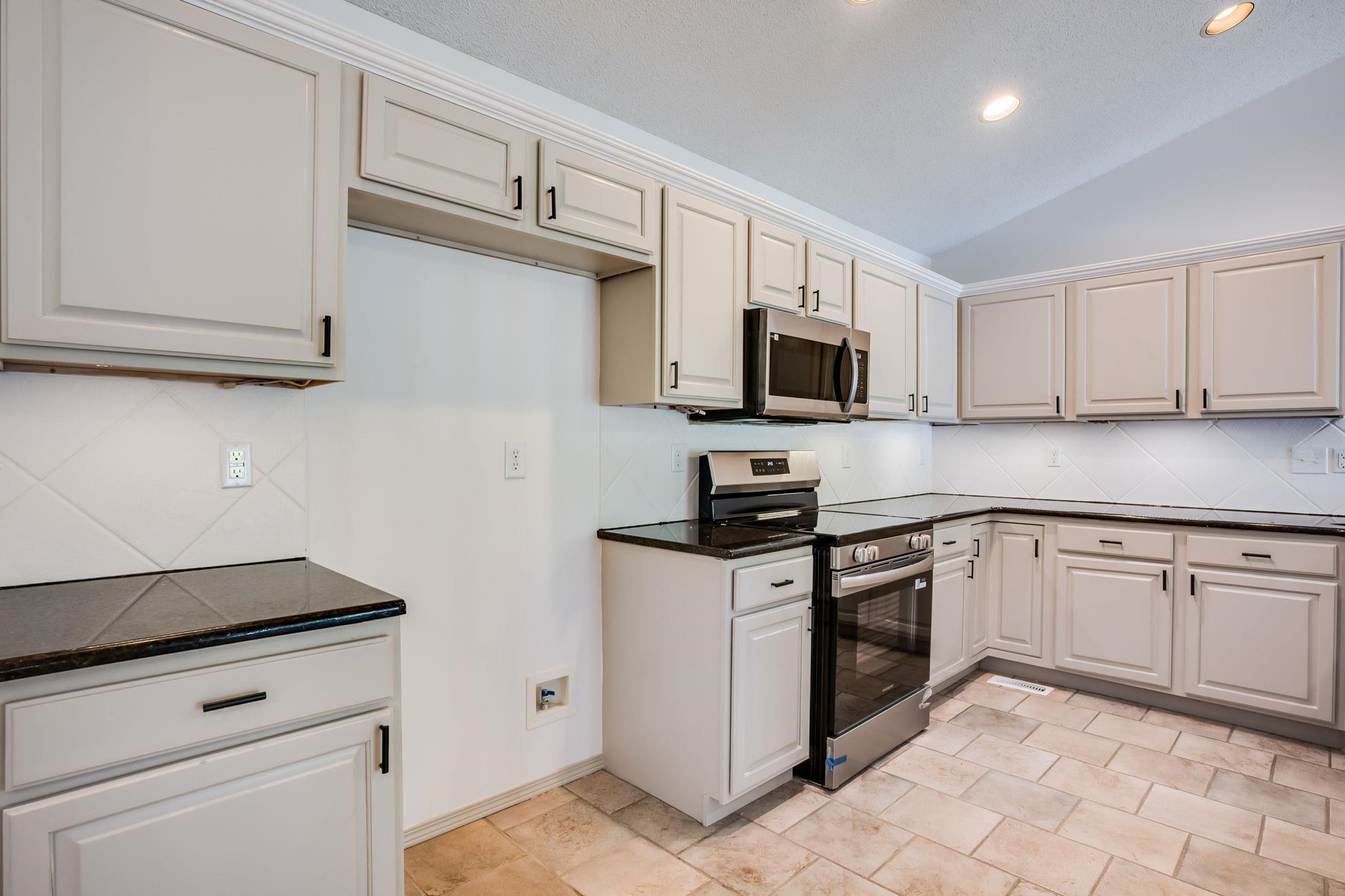 313 N Jaax St Property Photo 9