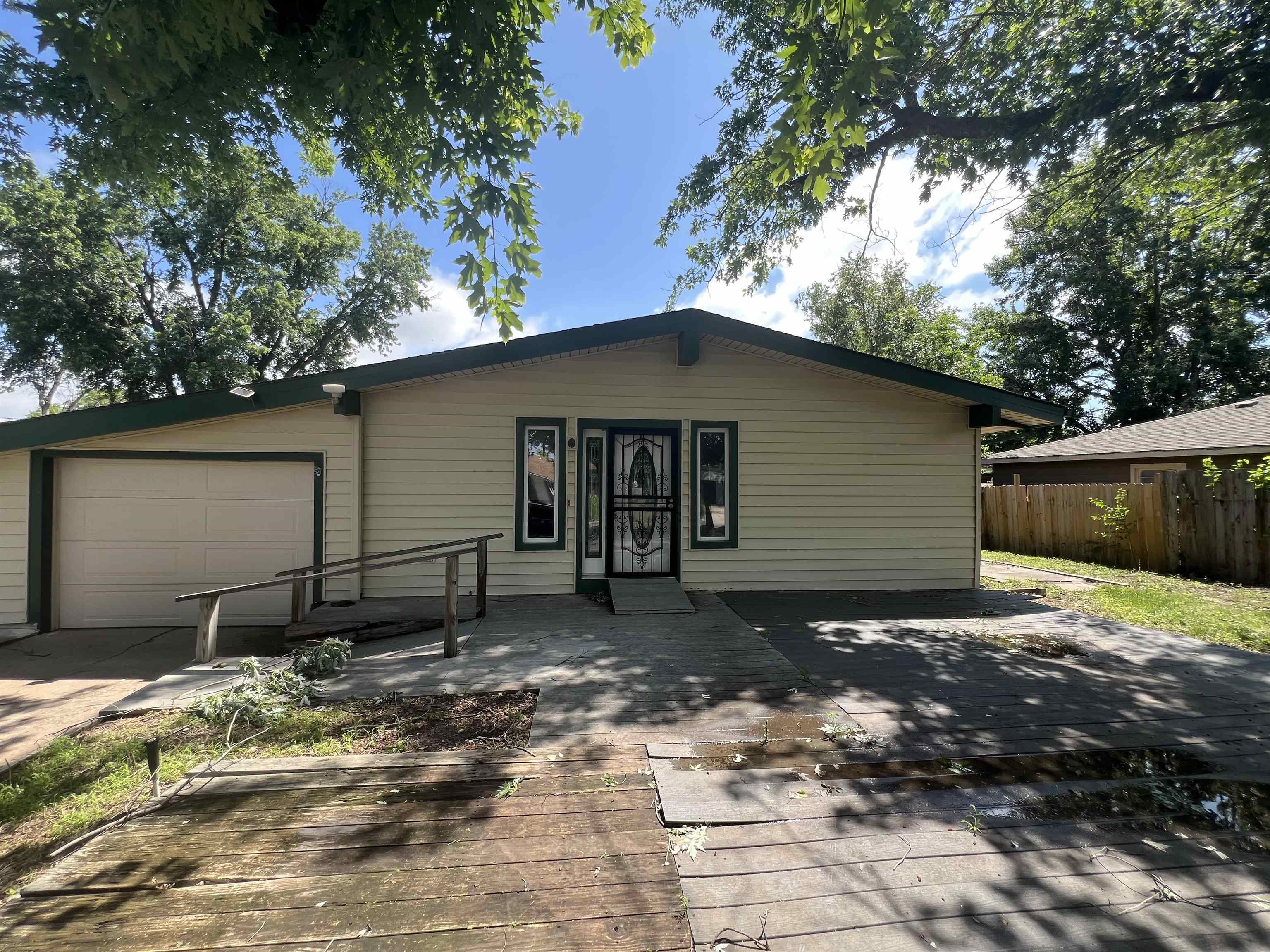 980 N Brownthrush Ln Property Photo 1