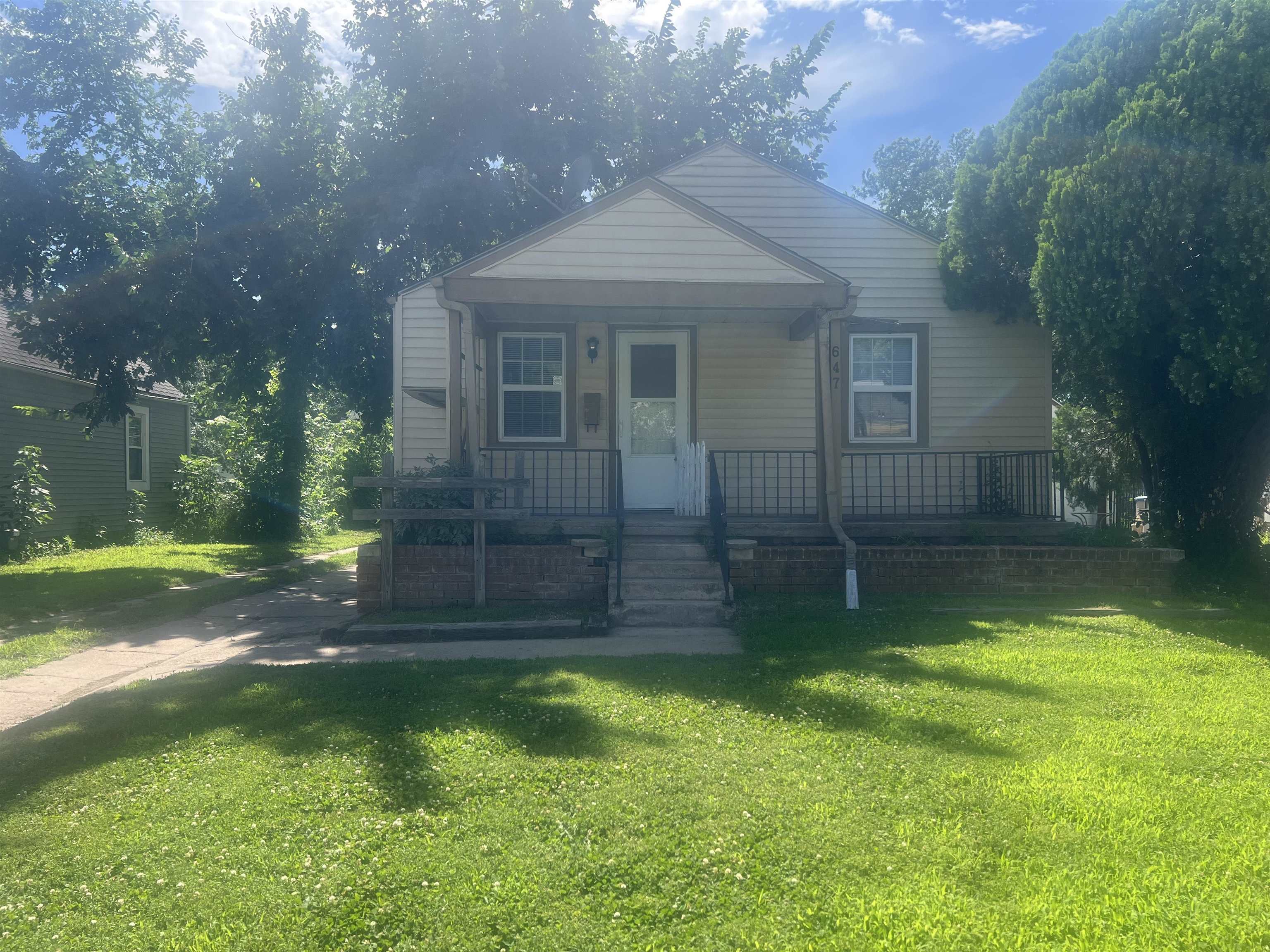 647 N Erie Ave Property Photo 1