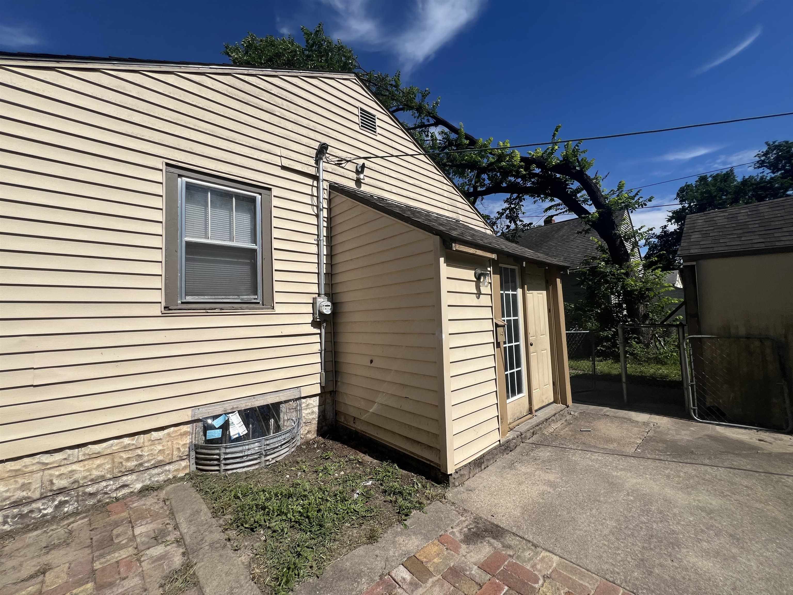 647 N Erie Ave Property Photo 3