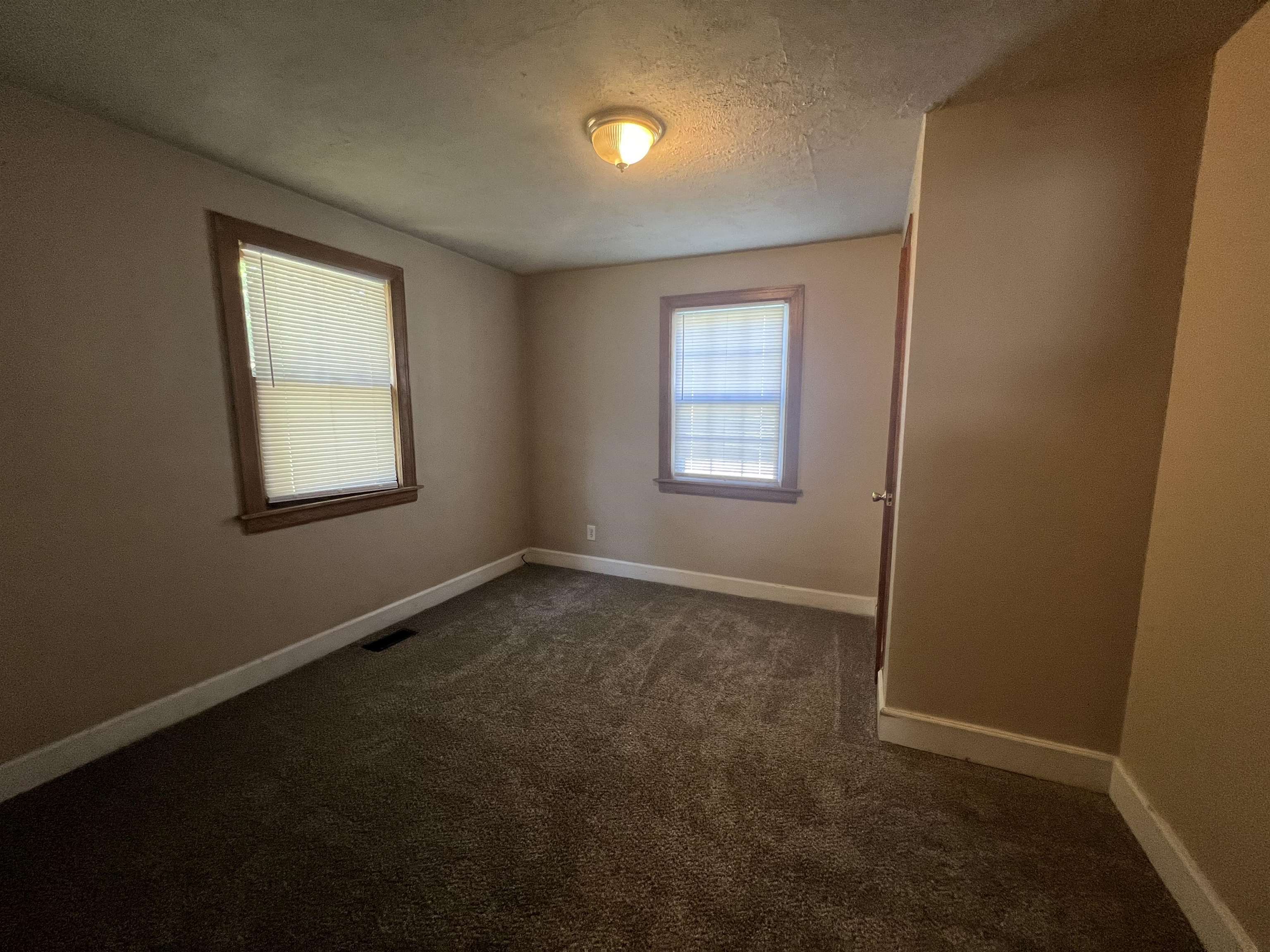 647 N Erie Ave Property Photo 6
