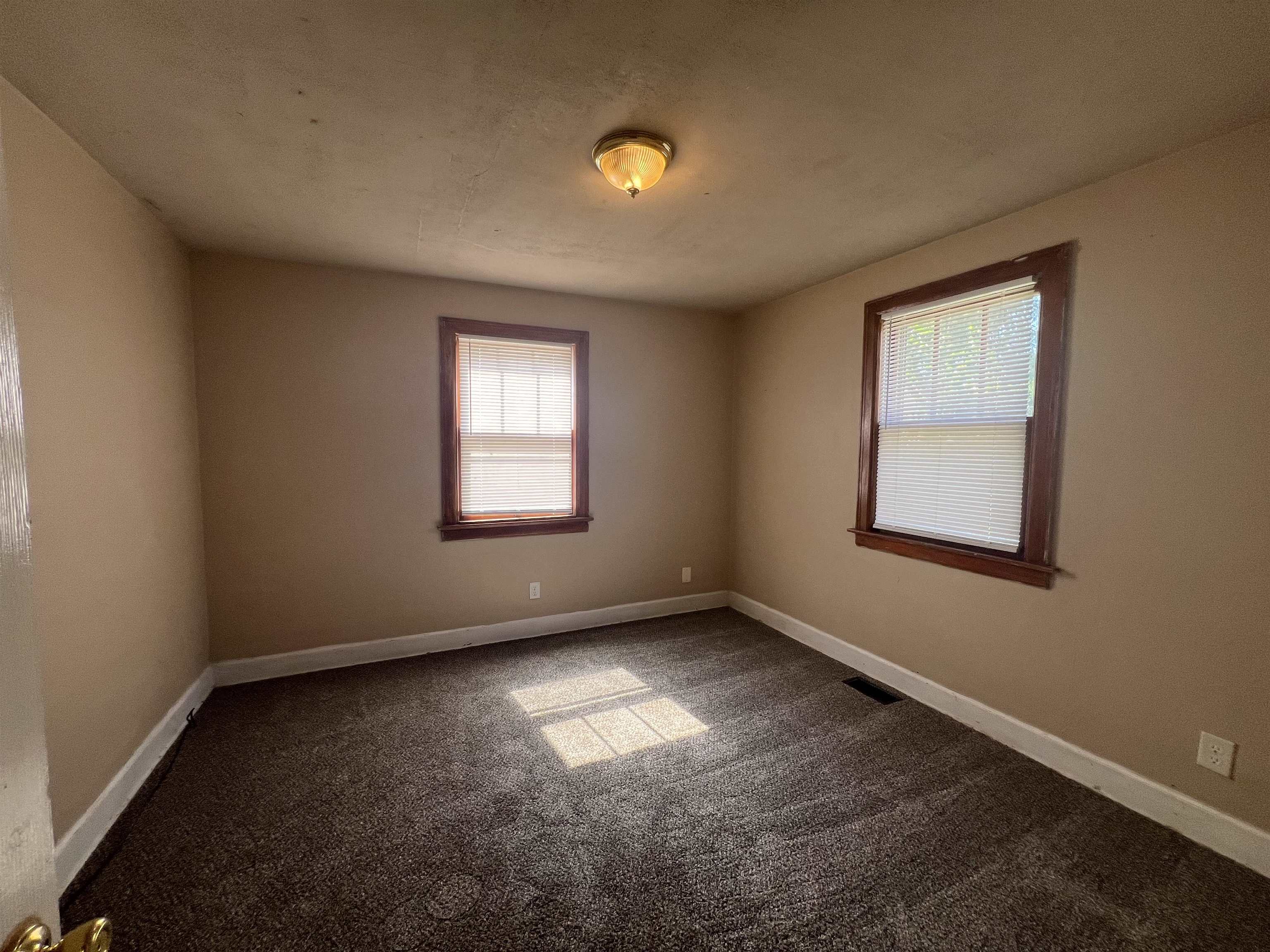 647 N Erie Ave Property Photo 7