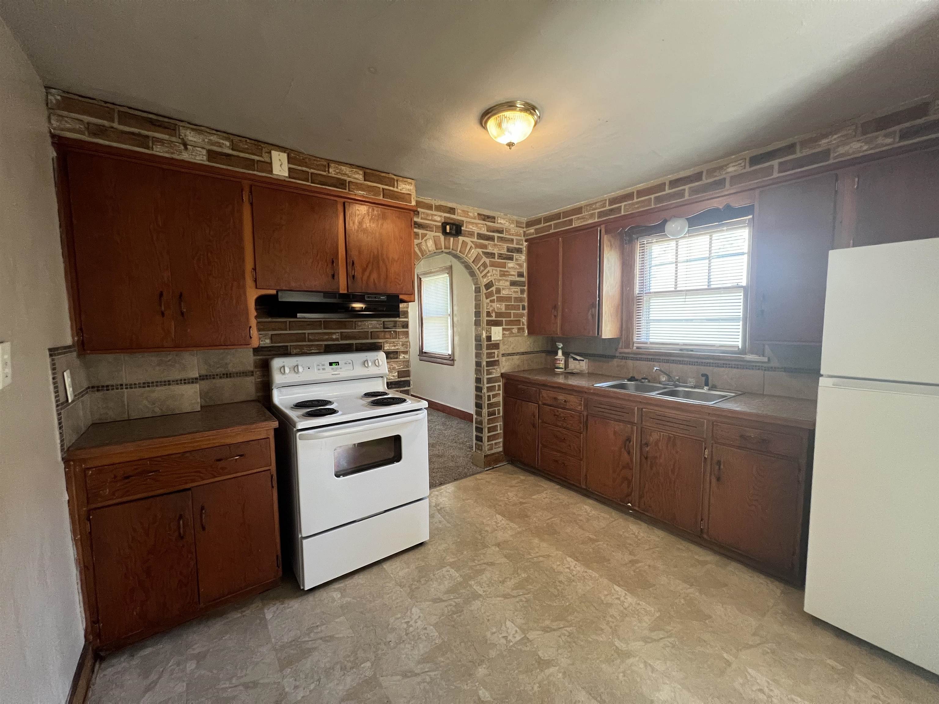 647 N Erie Ave Property Photo 9
