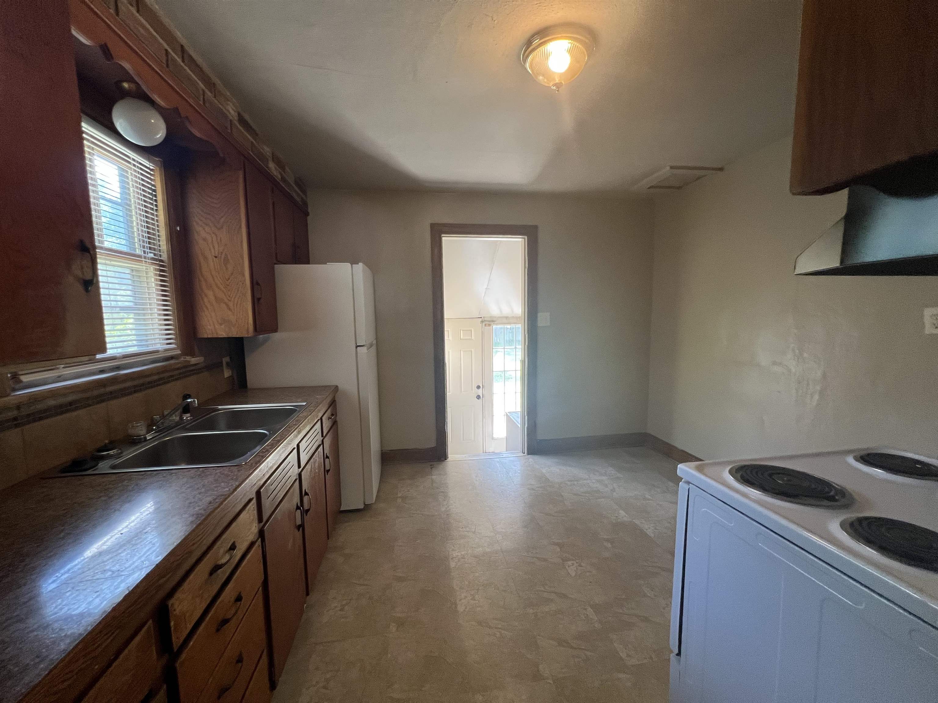 647 N Erie Ave Property Photo 10