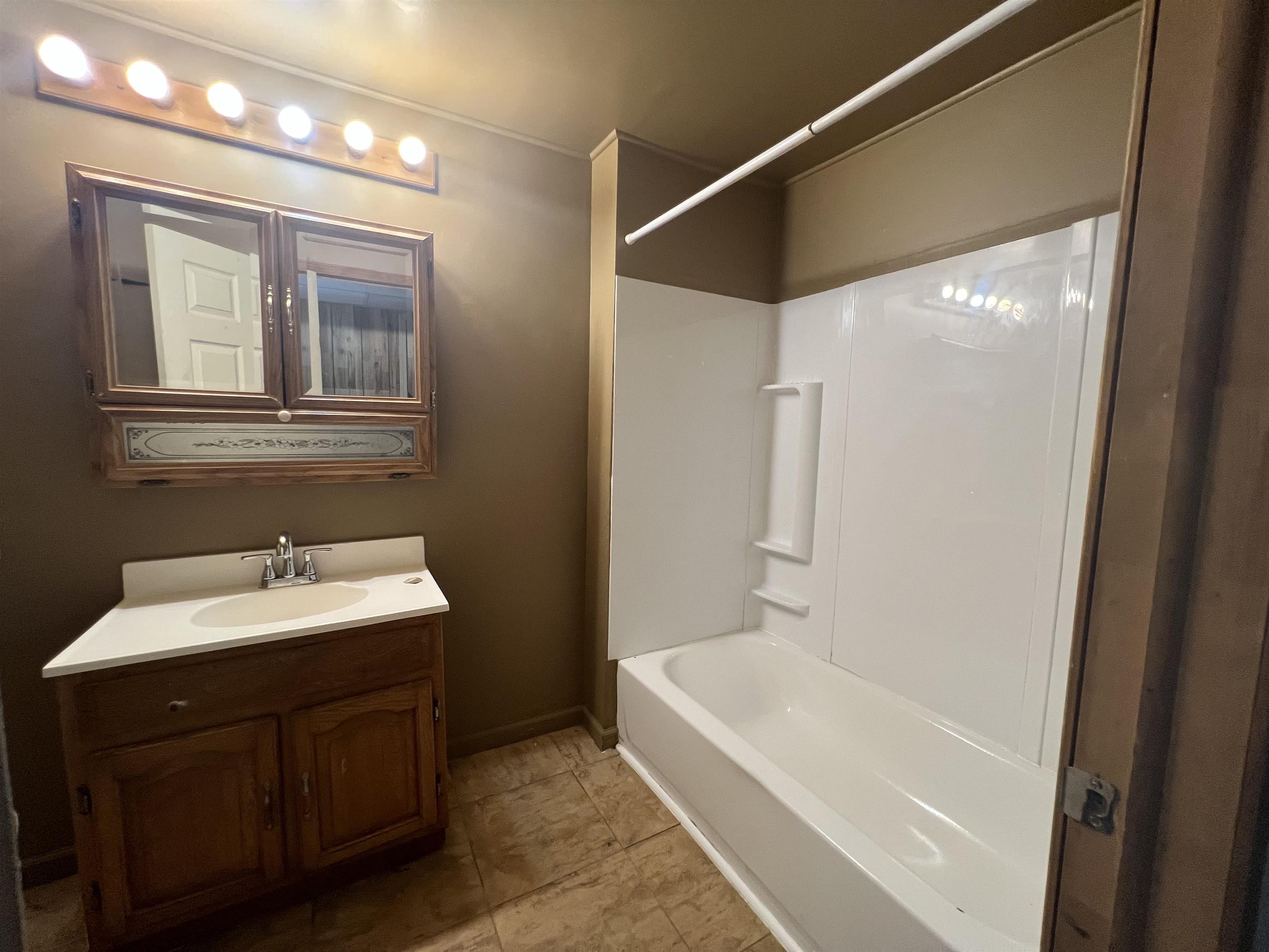 647 N Erie Ave Property Photo 14