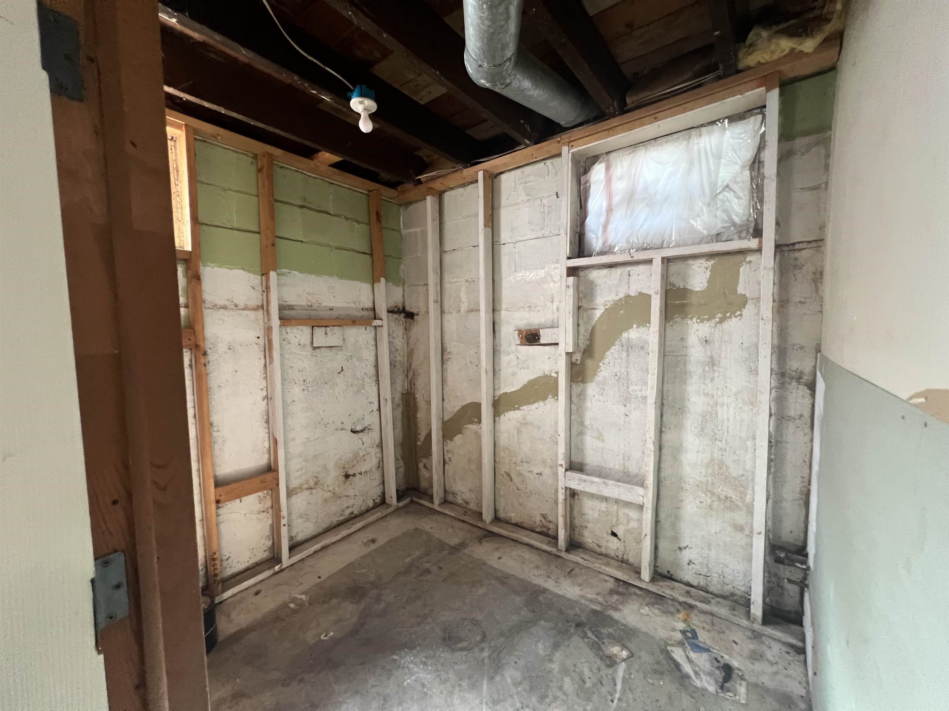 647 N Erie Ave Property Photo 17