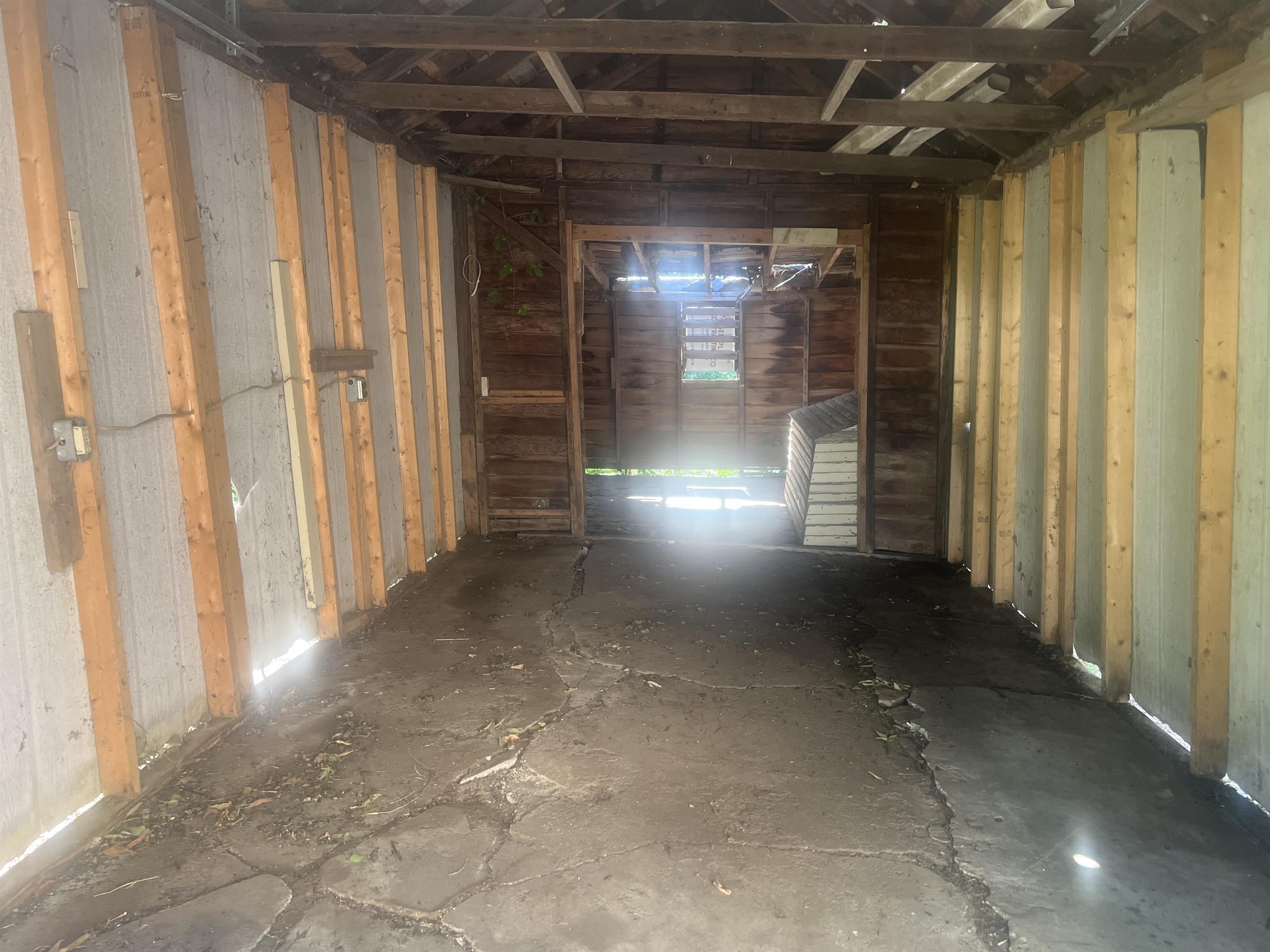647 N Erie Ave Property Photo 20