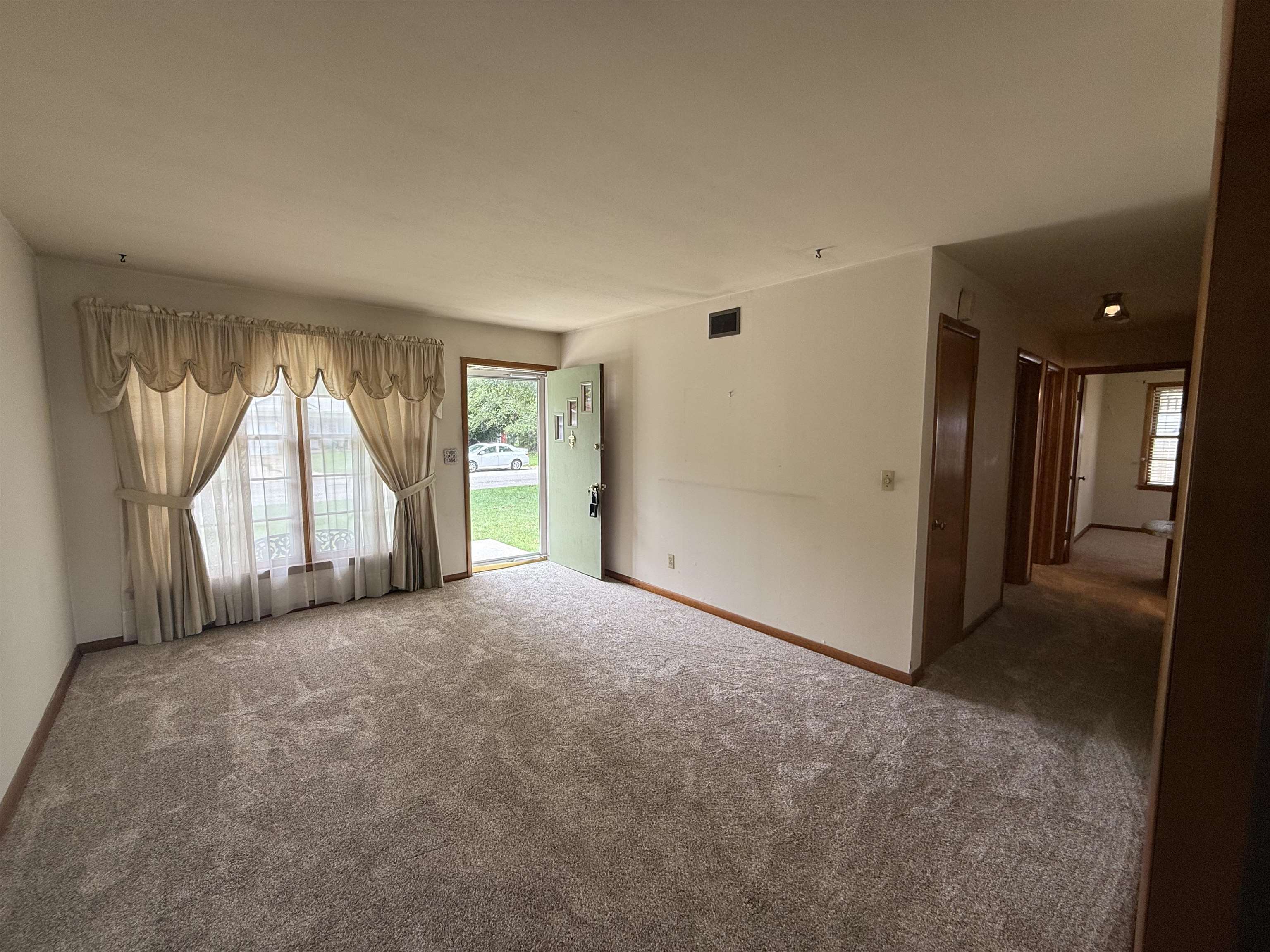 415 W Spring Dr. Property Photo 3