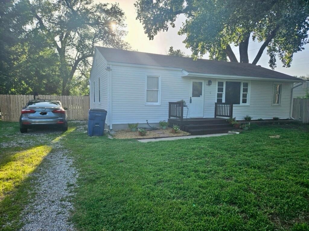 921 N Clara St Property Photo 2