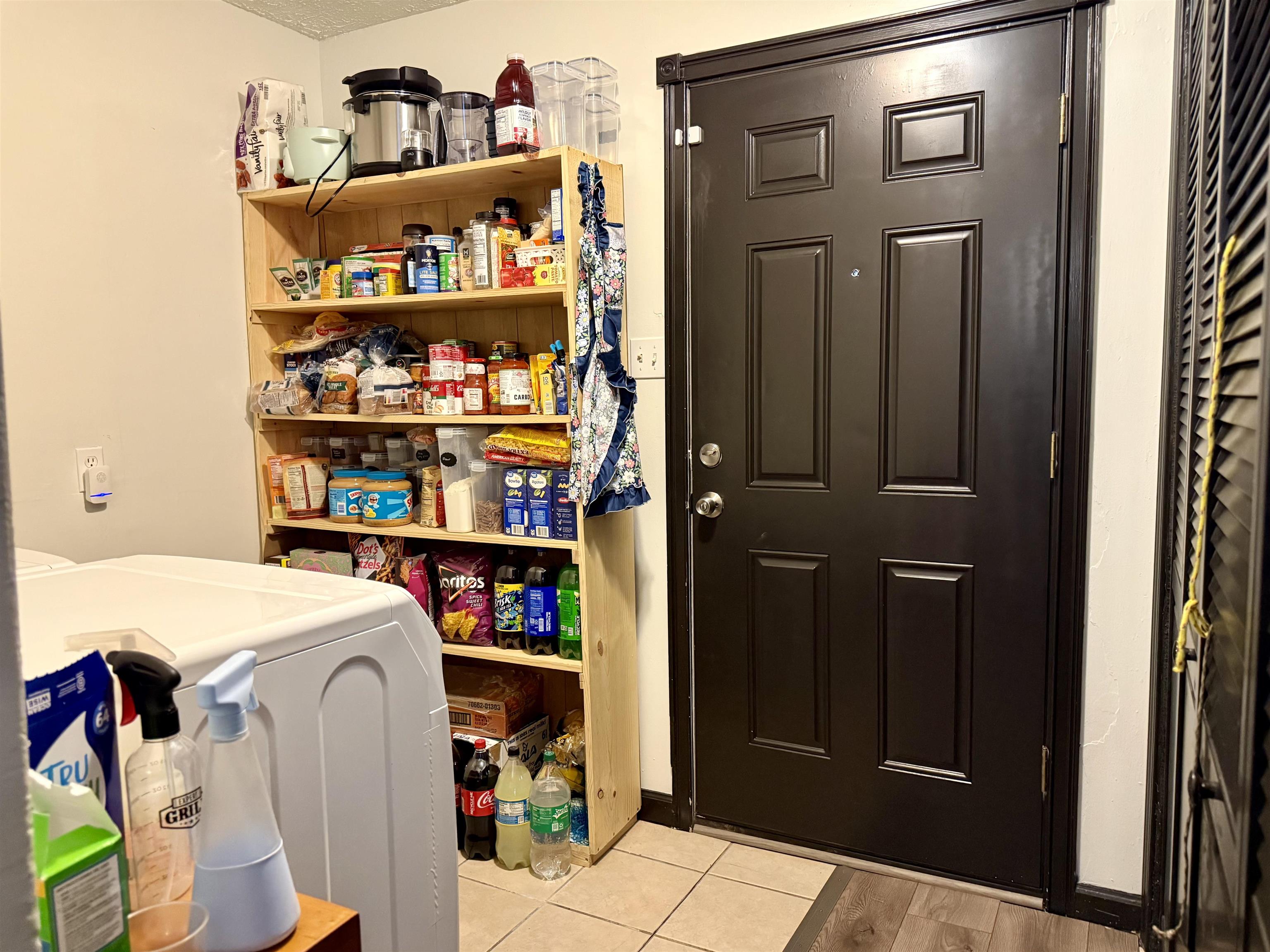921 N Clara St Property Photo 12