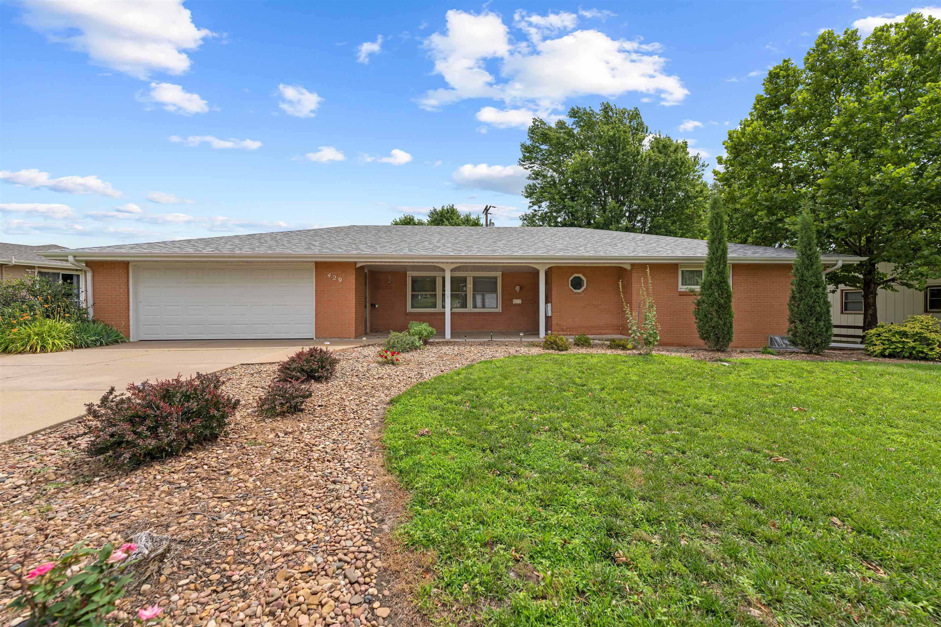 429 Claremont Dr Property Photo 1