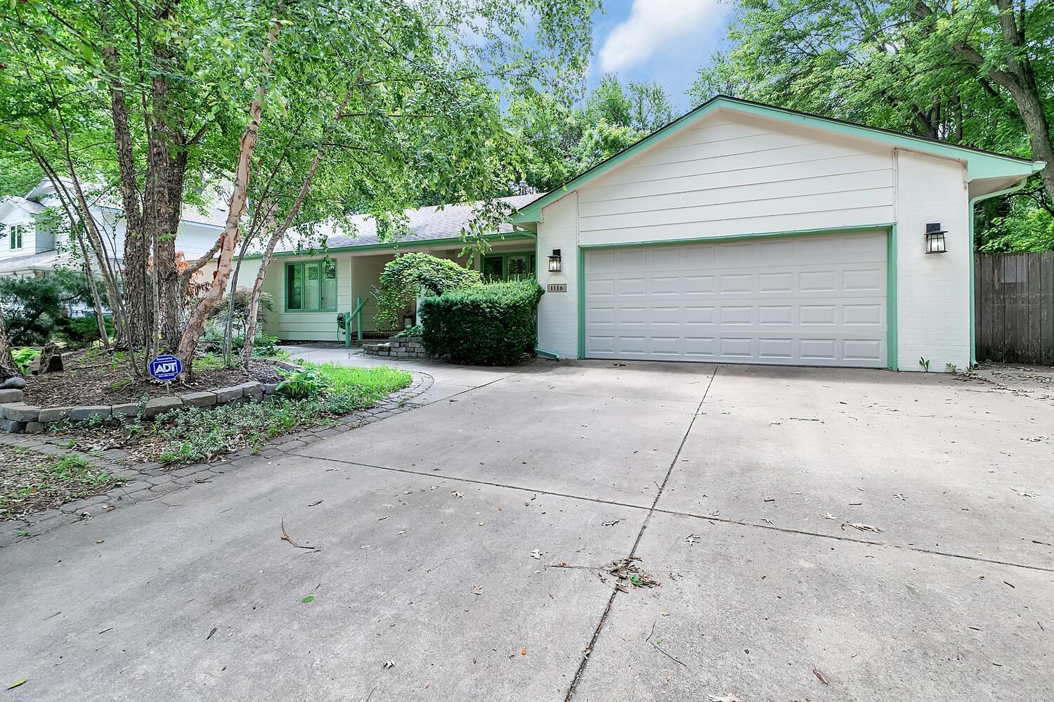 1116 E James St Property Photo 1