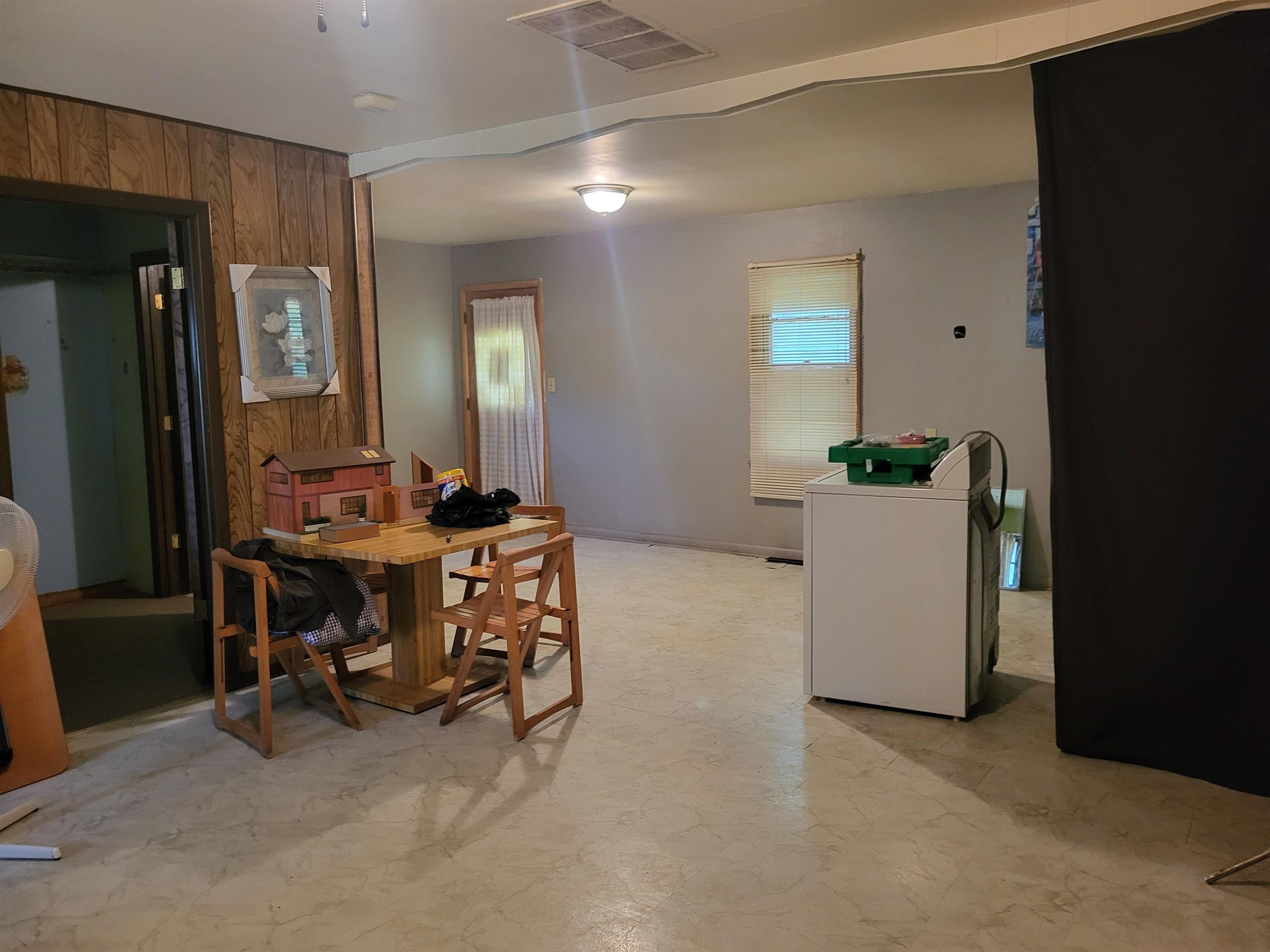112 N Elm St Property Photo 3