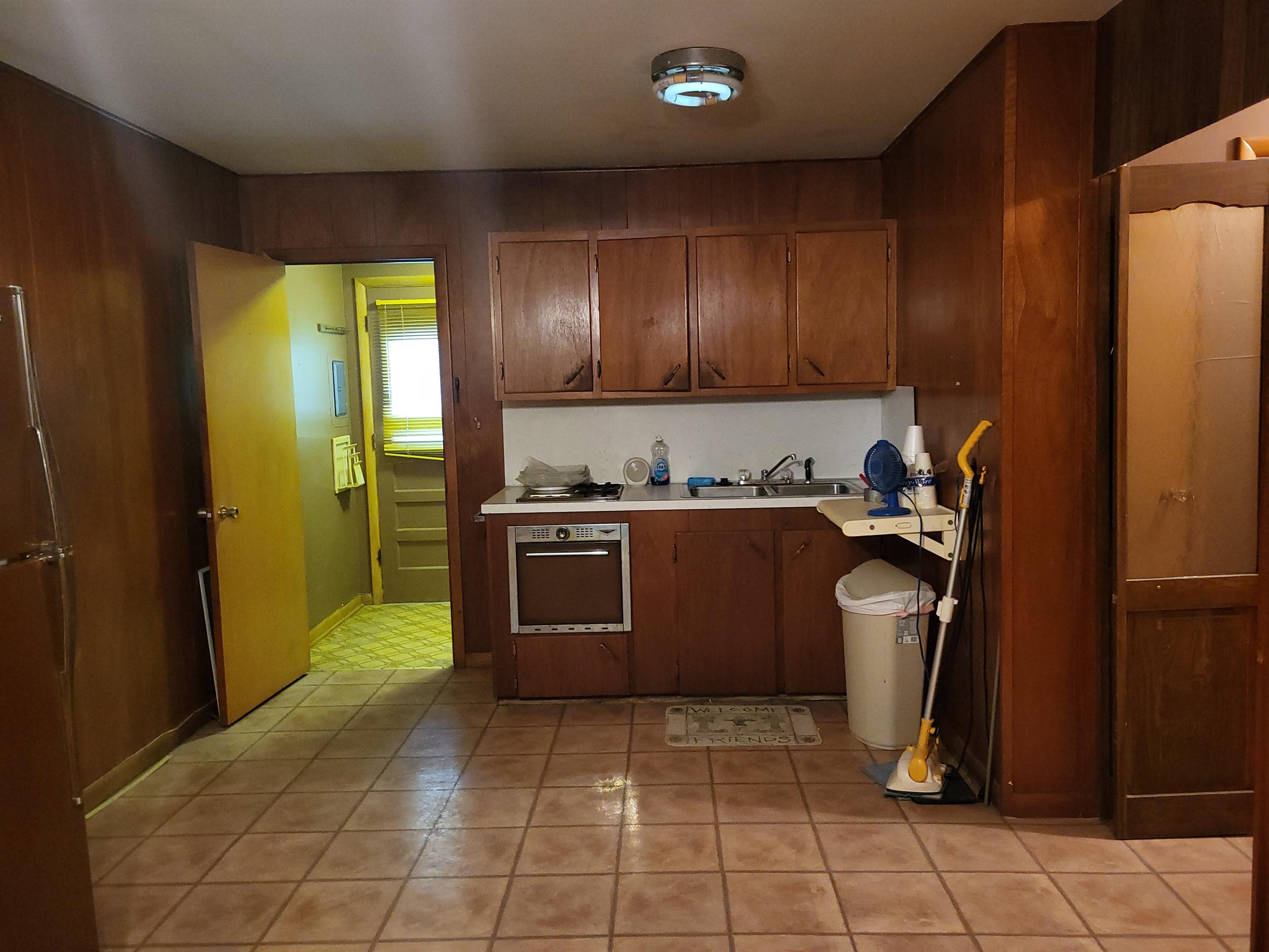 112 N Elm St Property Photo 4