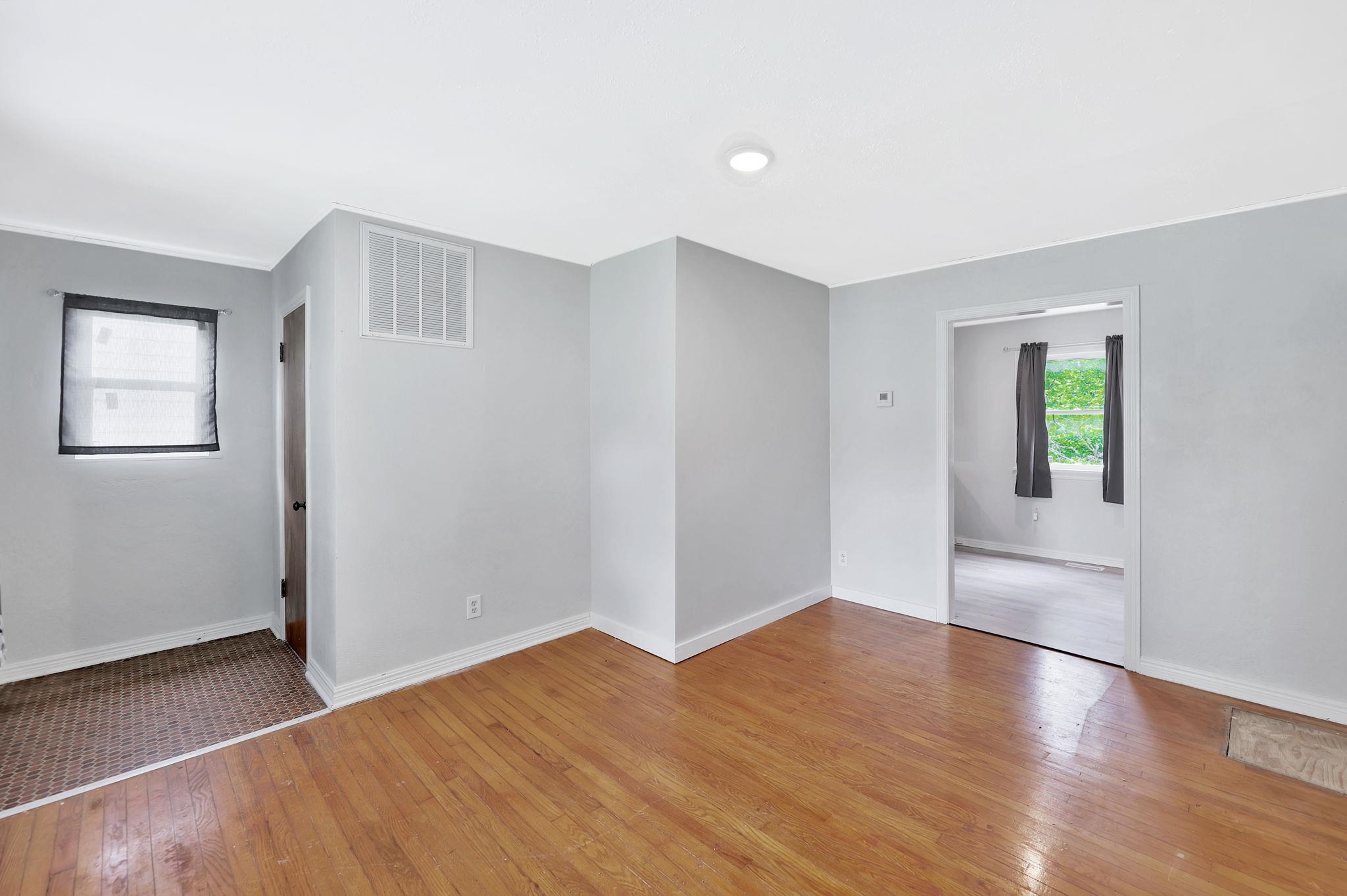 1146 Shelden St Property Photo 4