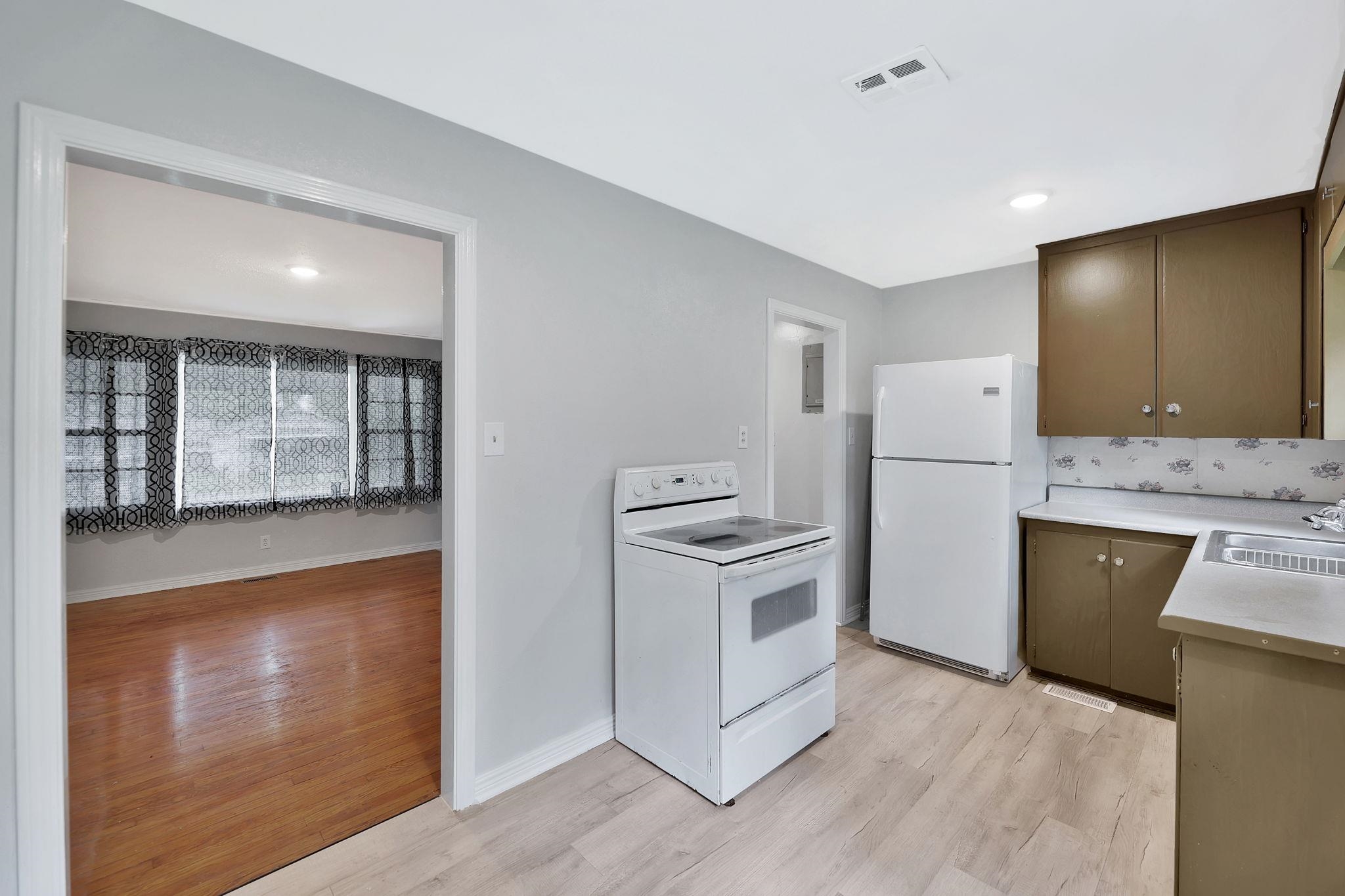 1146 Shelden St Property Photo 5