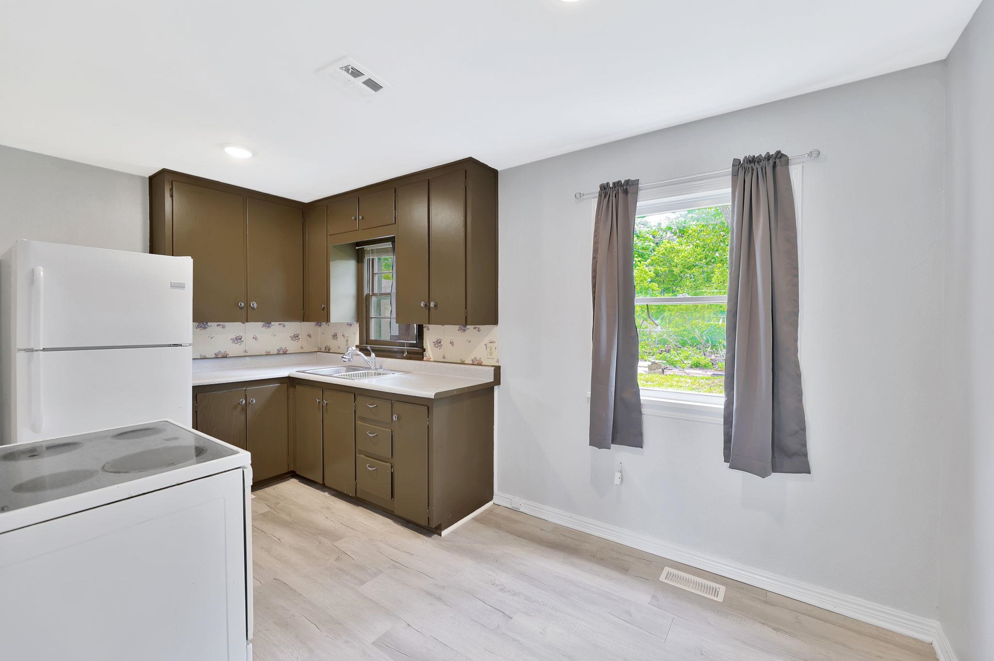 1146 Shelden St Property Photo 6