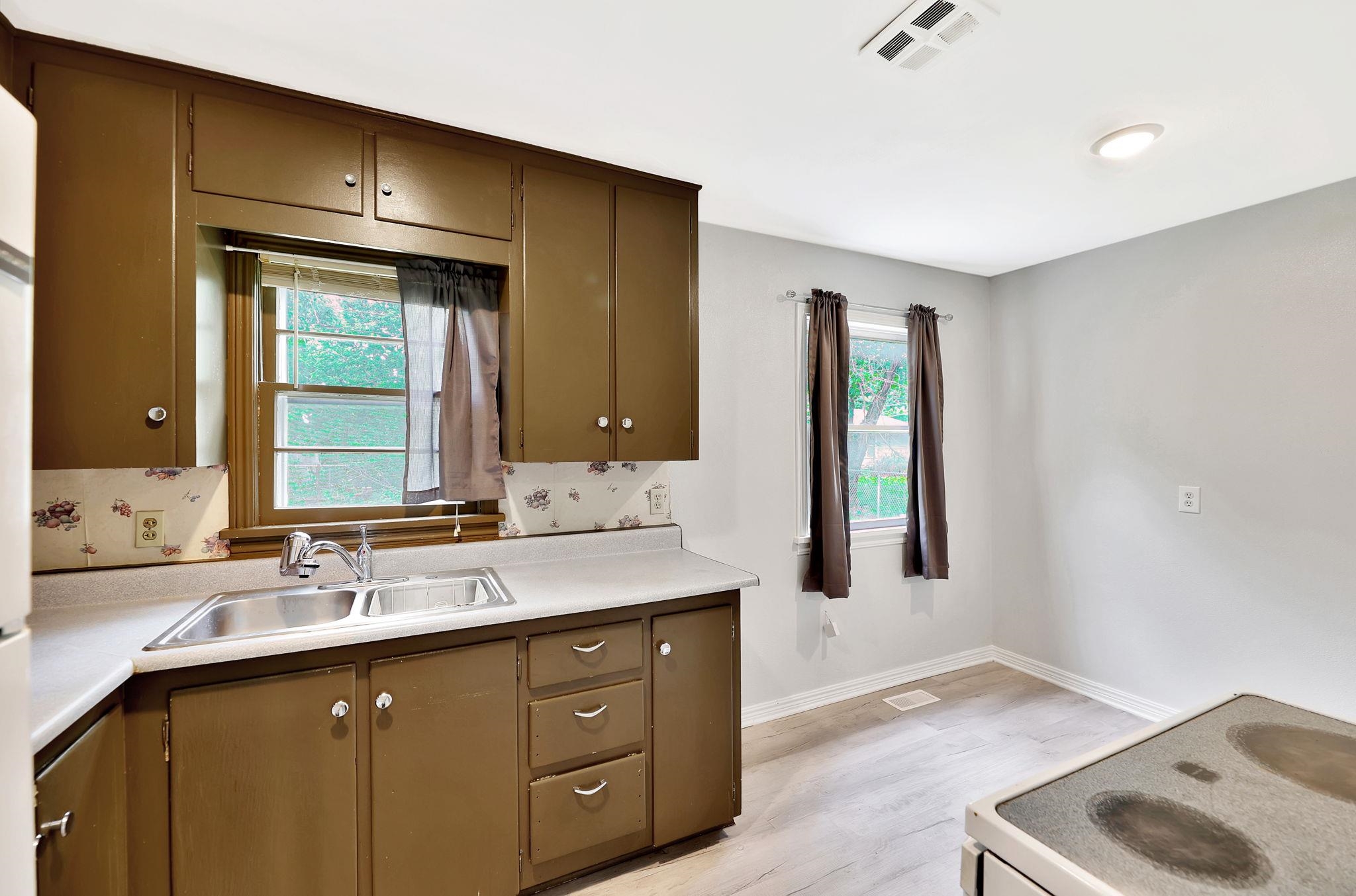 1146 Shelden St Property Photo 7