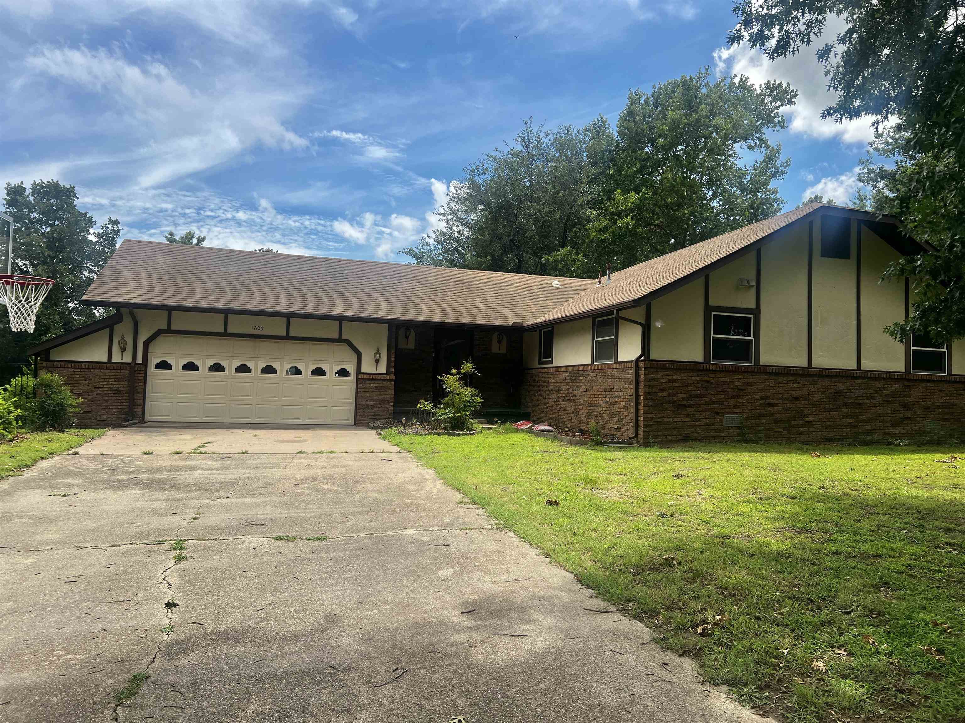 1605 Mullins Way Property Photo 1