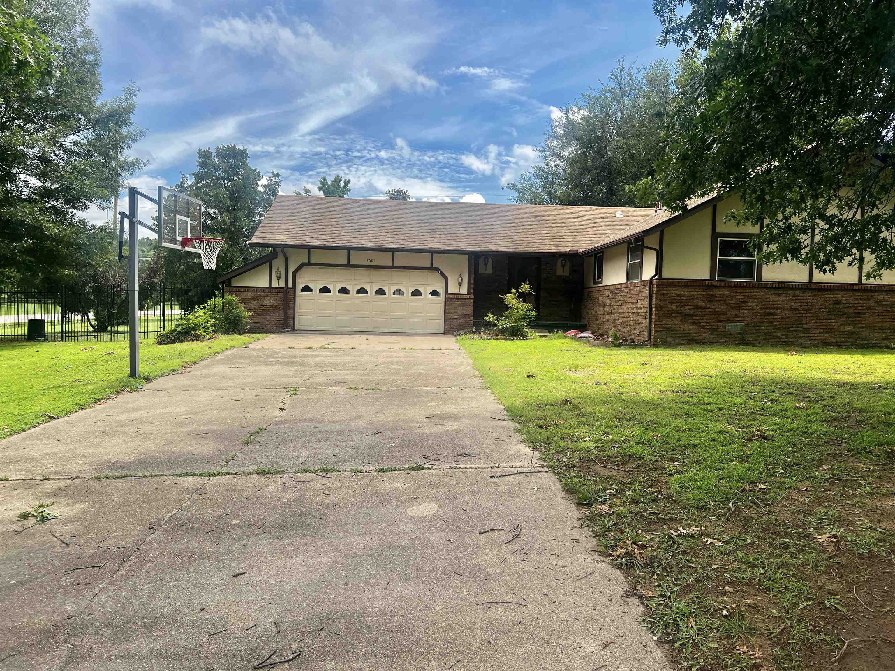 1605 Mullins Way Property Photo 2