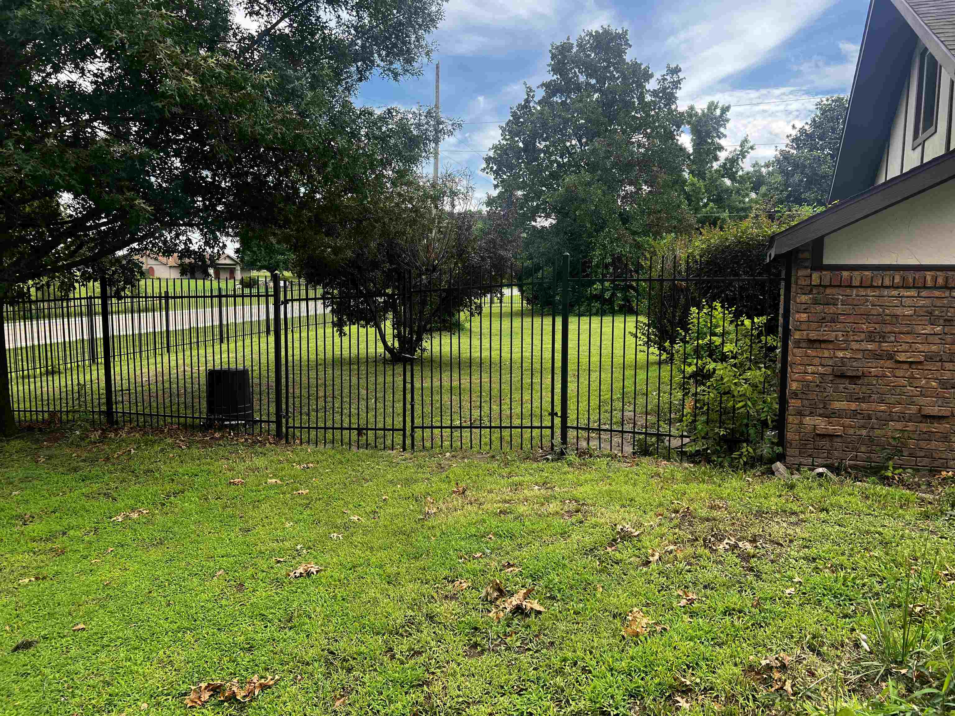1605 Mullins Way Property Photo 3