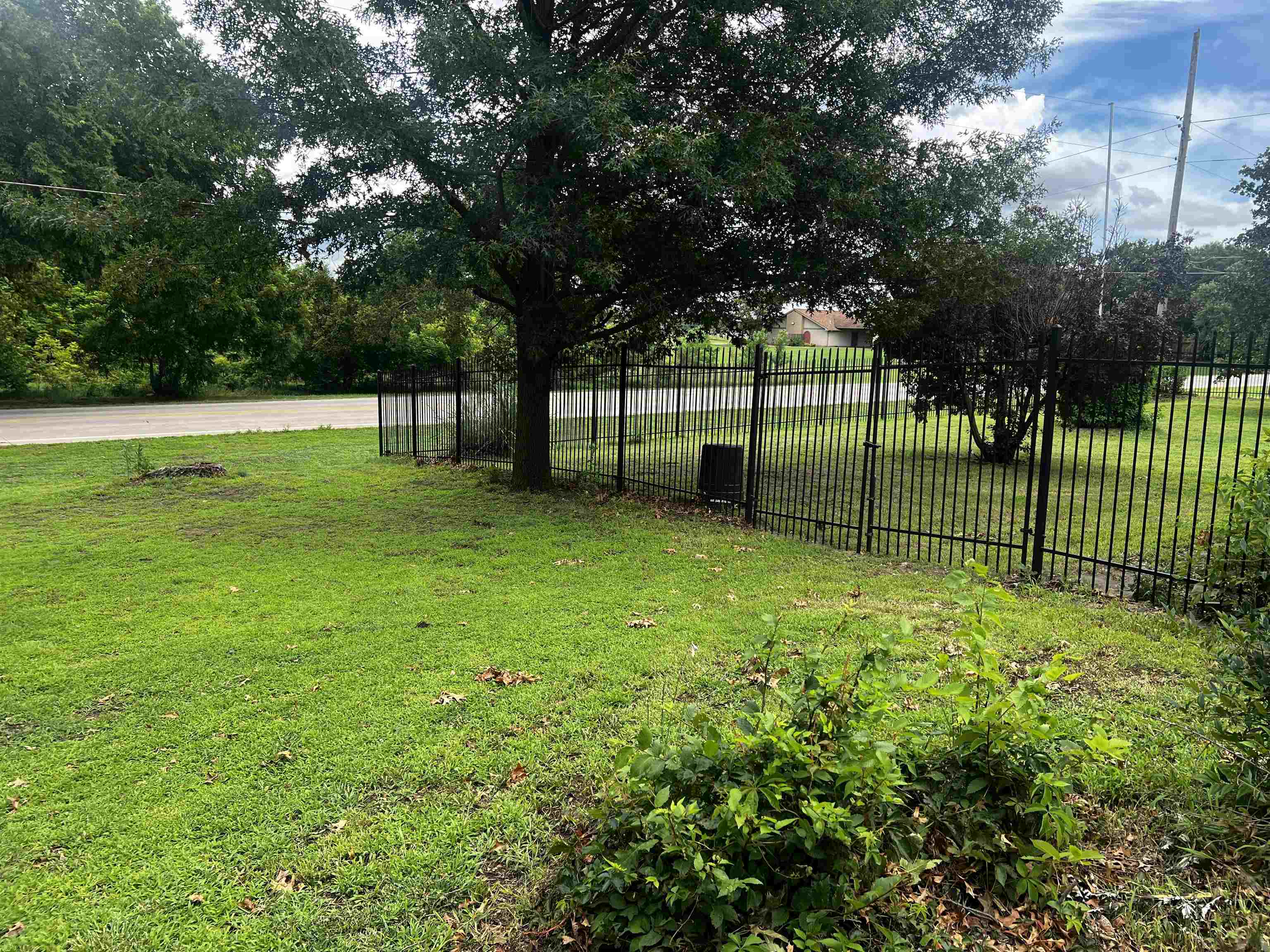 1605 Mullins Way Property Photo 4