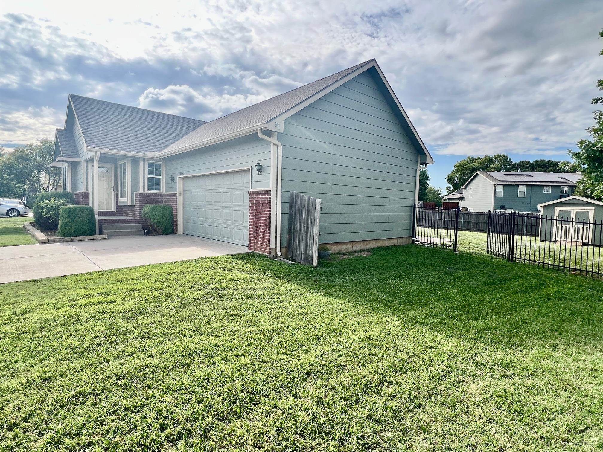 2106 E Summerset St Property Photo 3