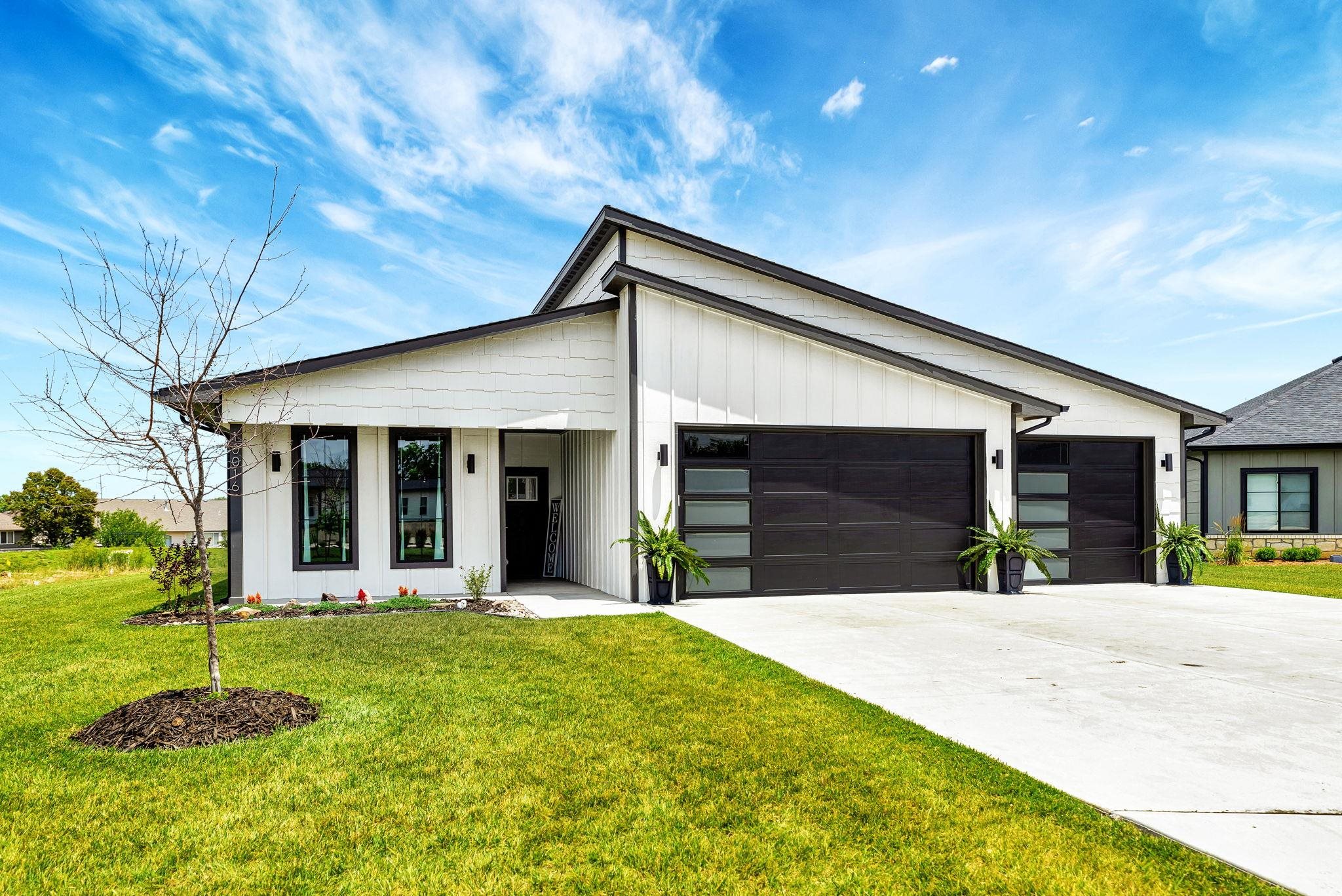 10016 E Annabelle Cir Property Photo 1