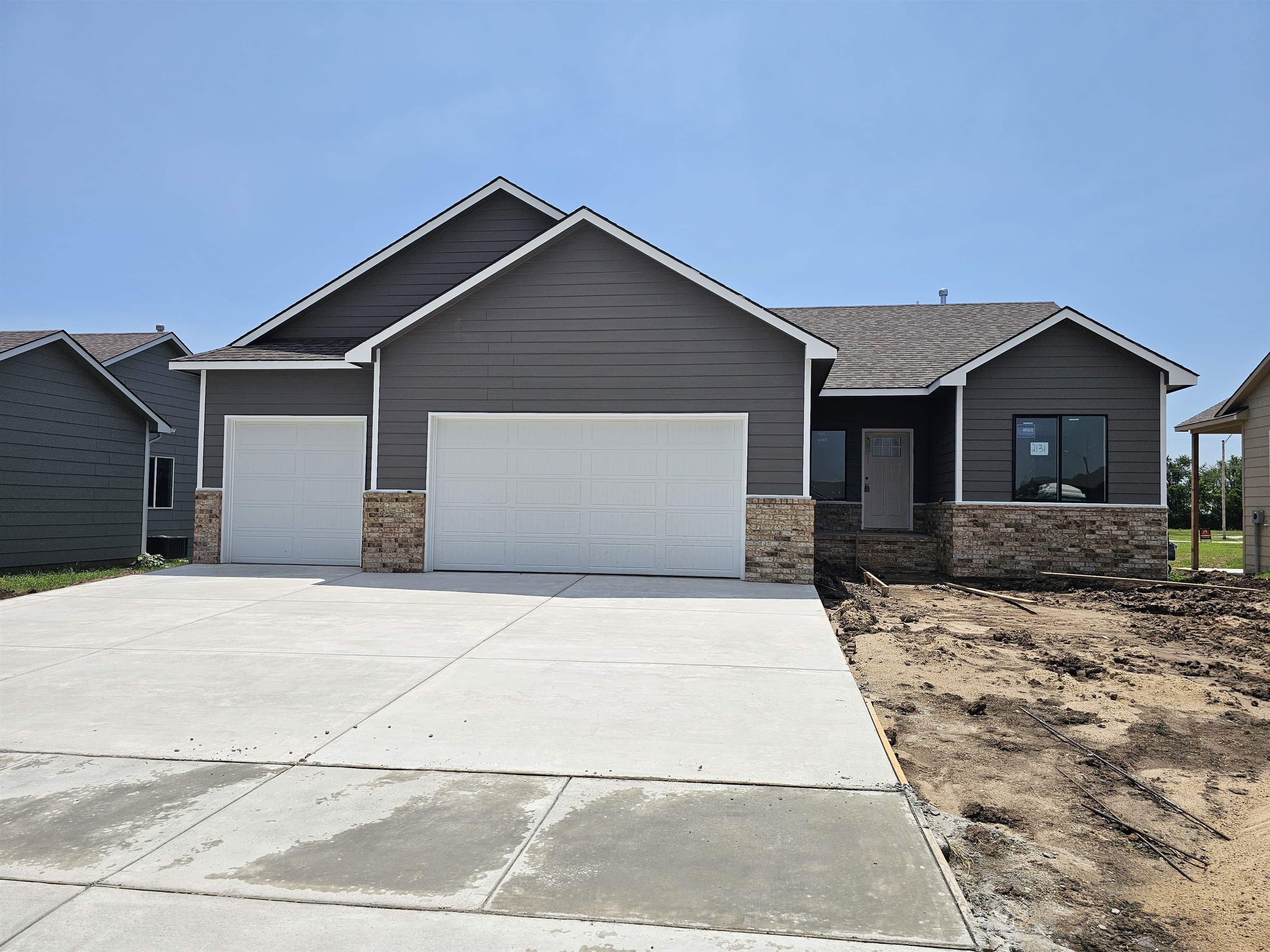 2131 E Cedar Tree Property Photo 1