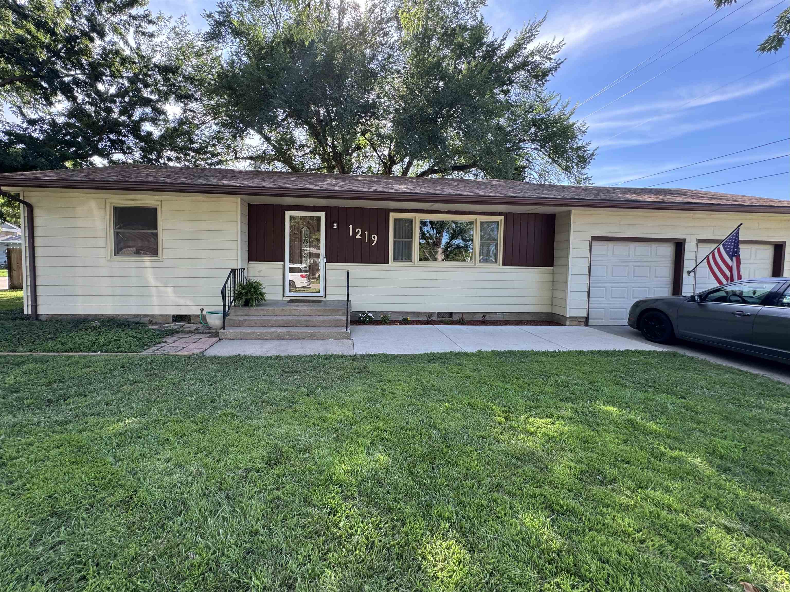 1219 Berry Ave Property Photo 1