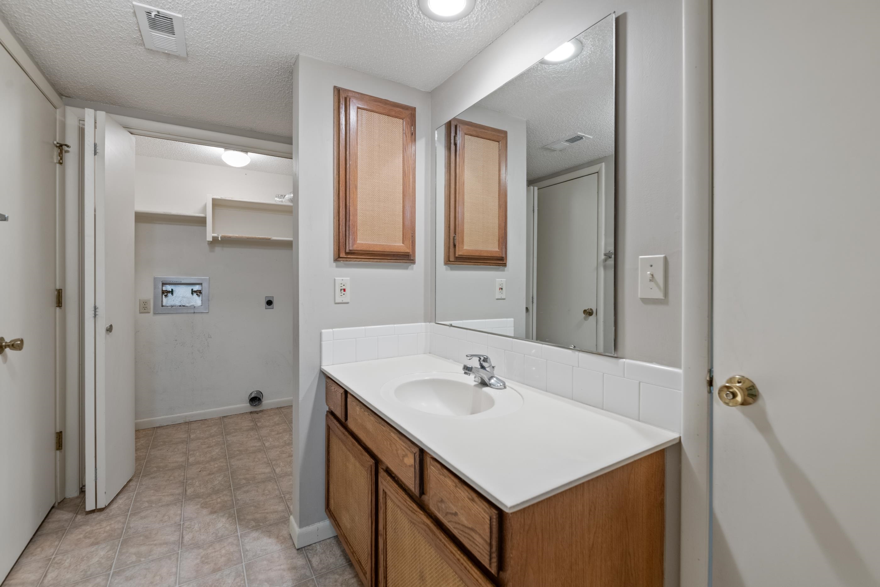 1450 S Webb Rd #520 Property Photo 16