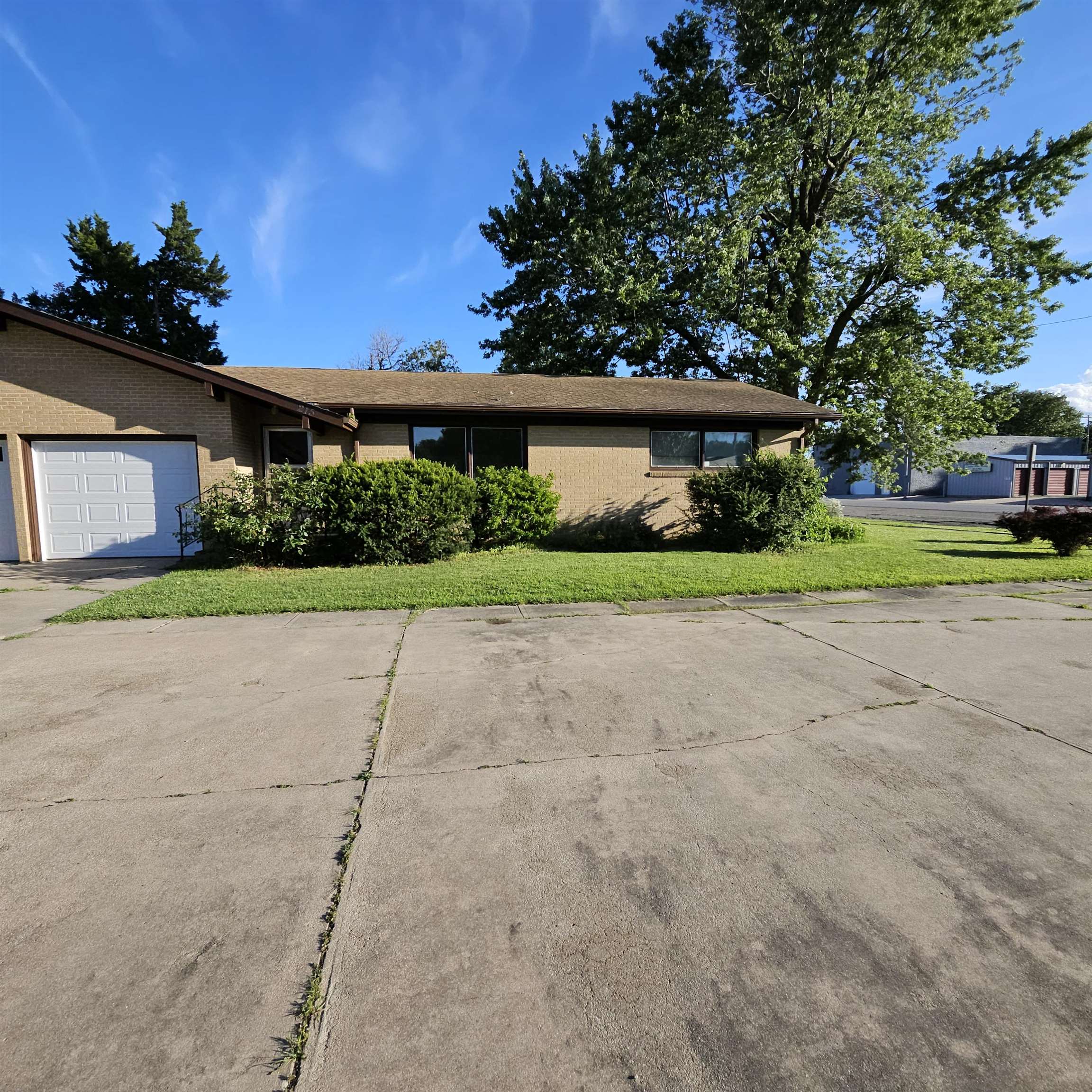 215 N Main St Property Photo 1