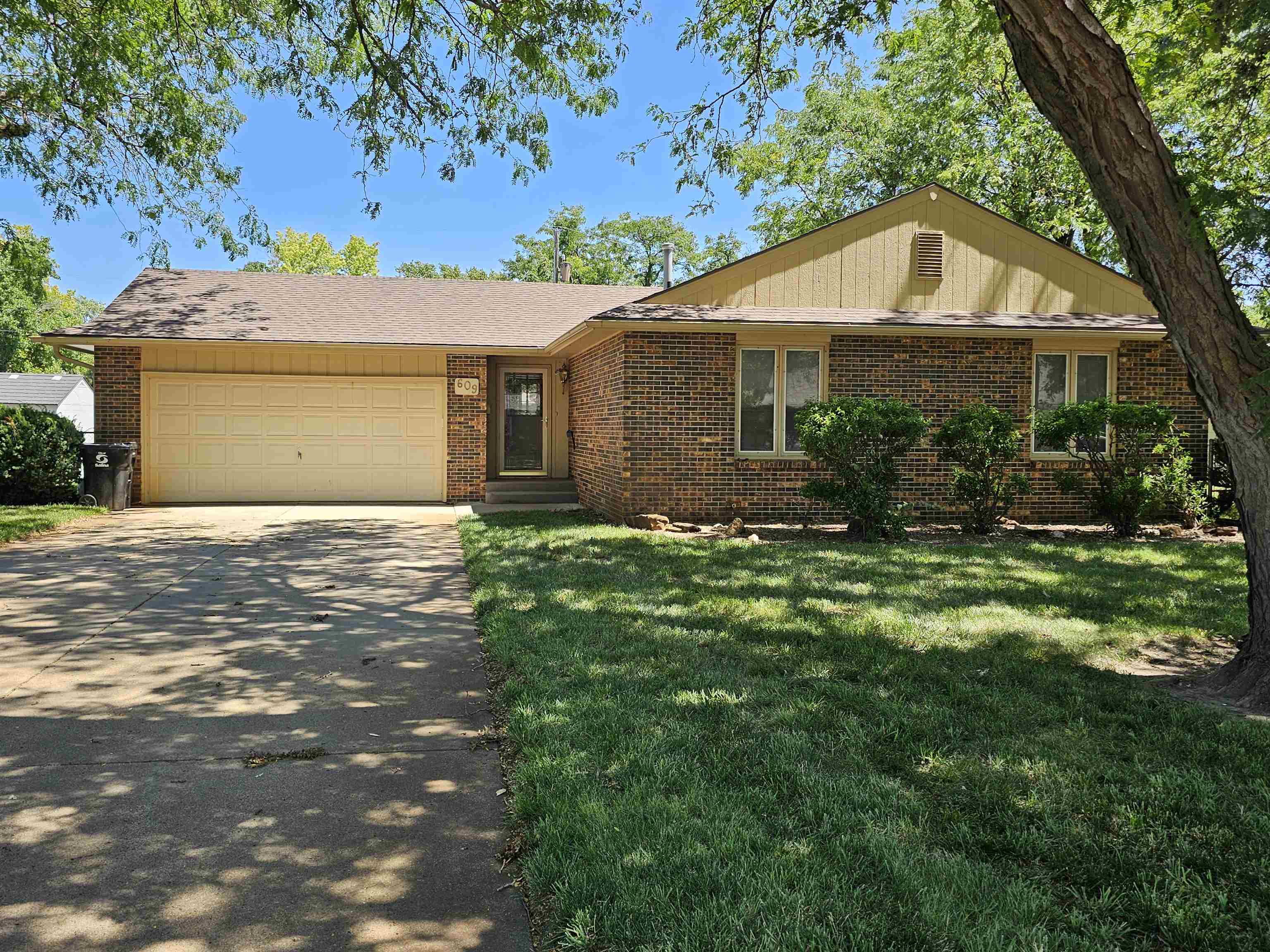 609 Berkshire Dr Property Photo 1