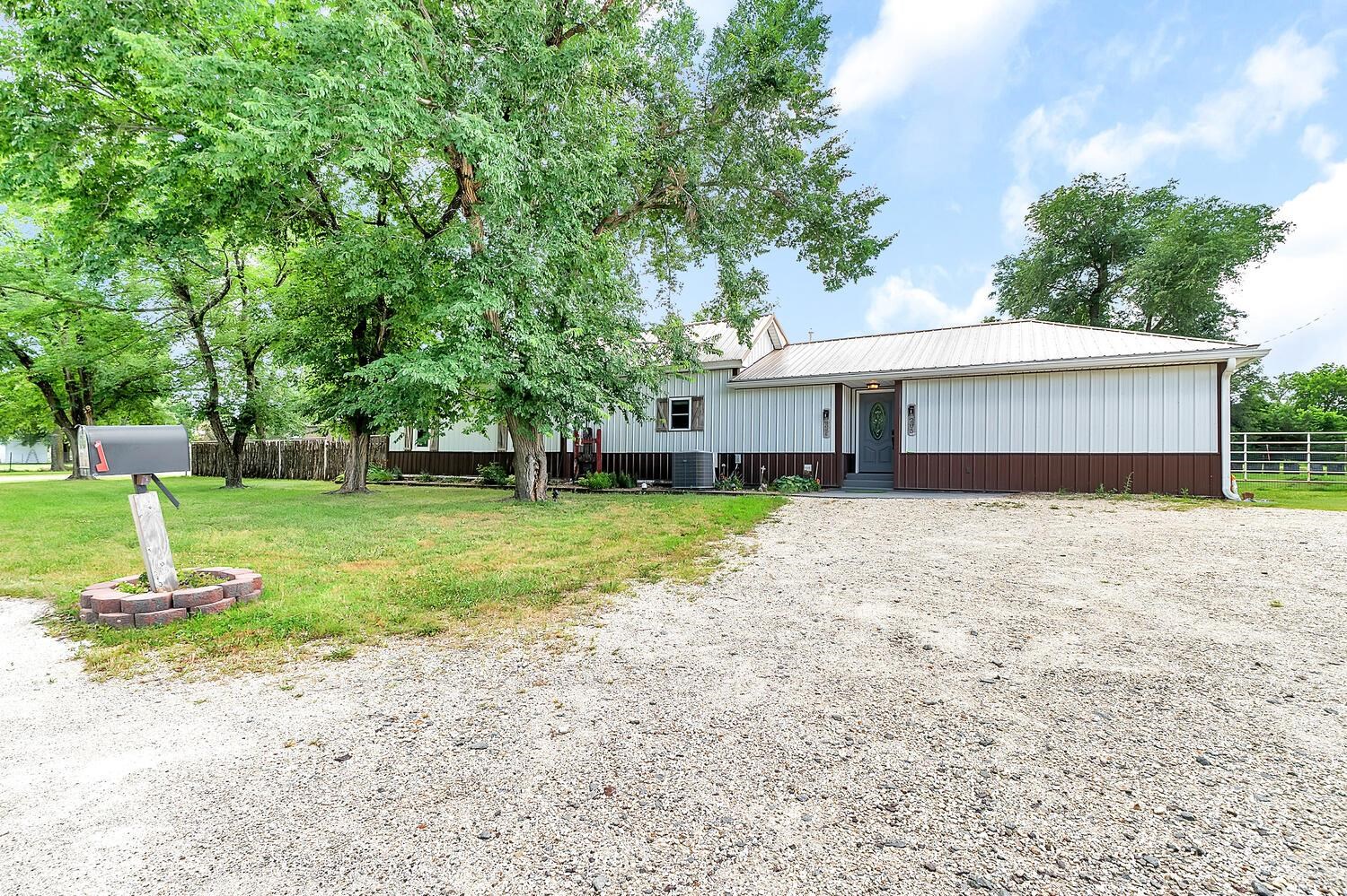 205 W Sunbarger Property Photo 1