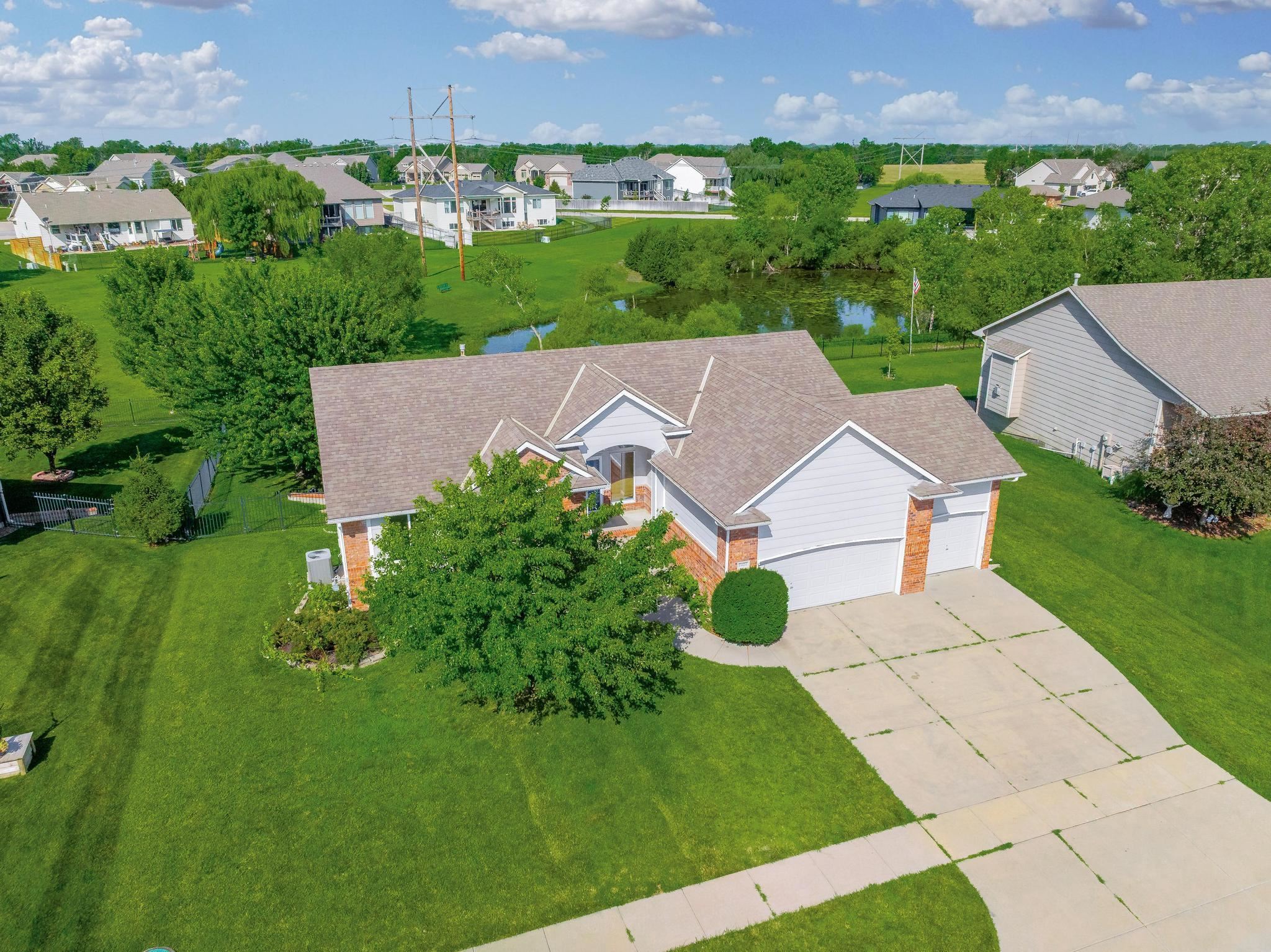 1421 N Lakeside Dr Property Photo 1