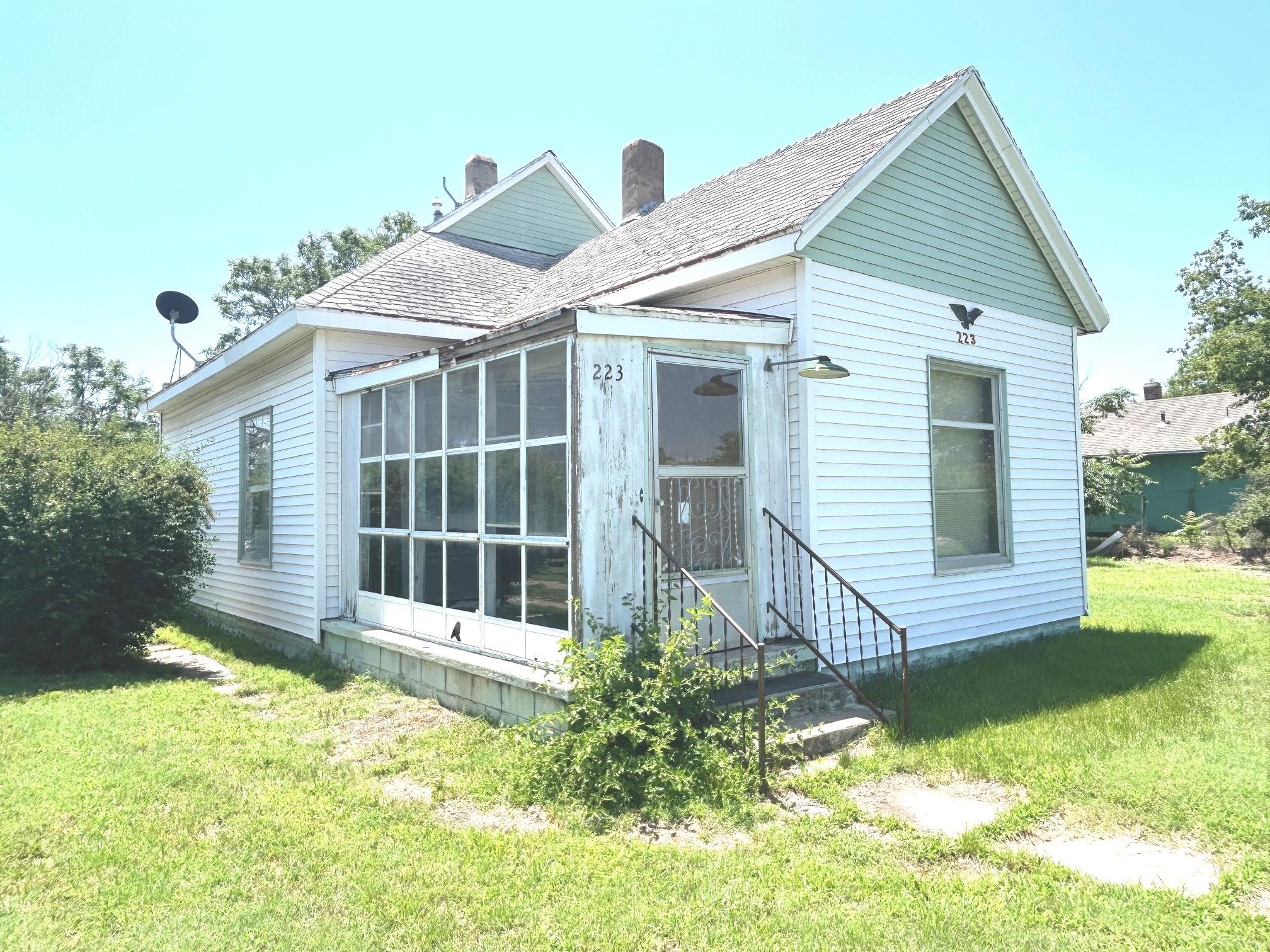 223 E Avenue F Property Photo 1