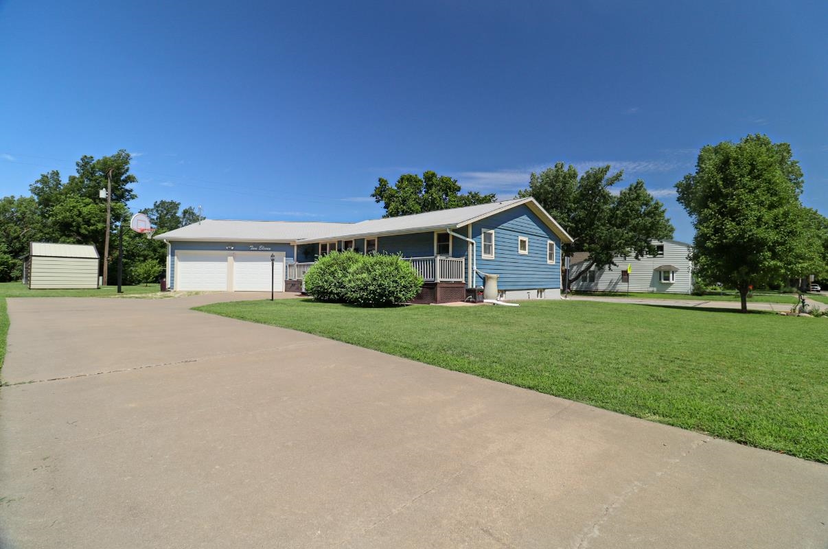 211 N Pine St Property Photo 1