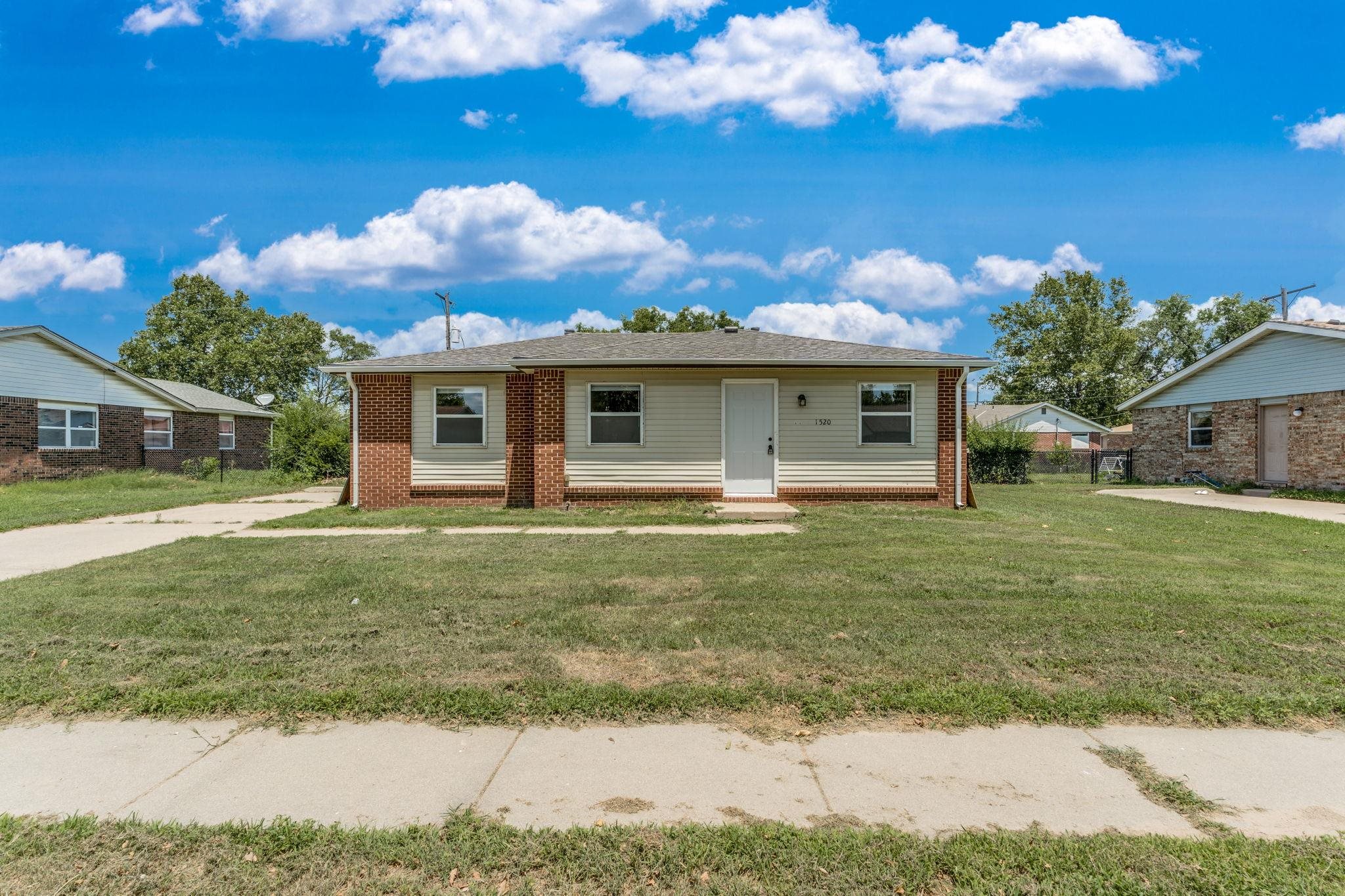 1520 E Catalina Property Photo 1