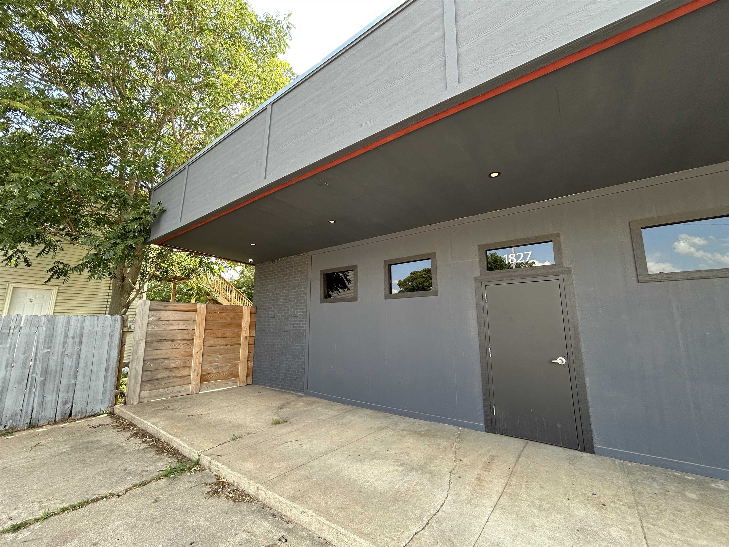 1827 S Broadway Ave Property Photo 3