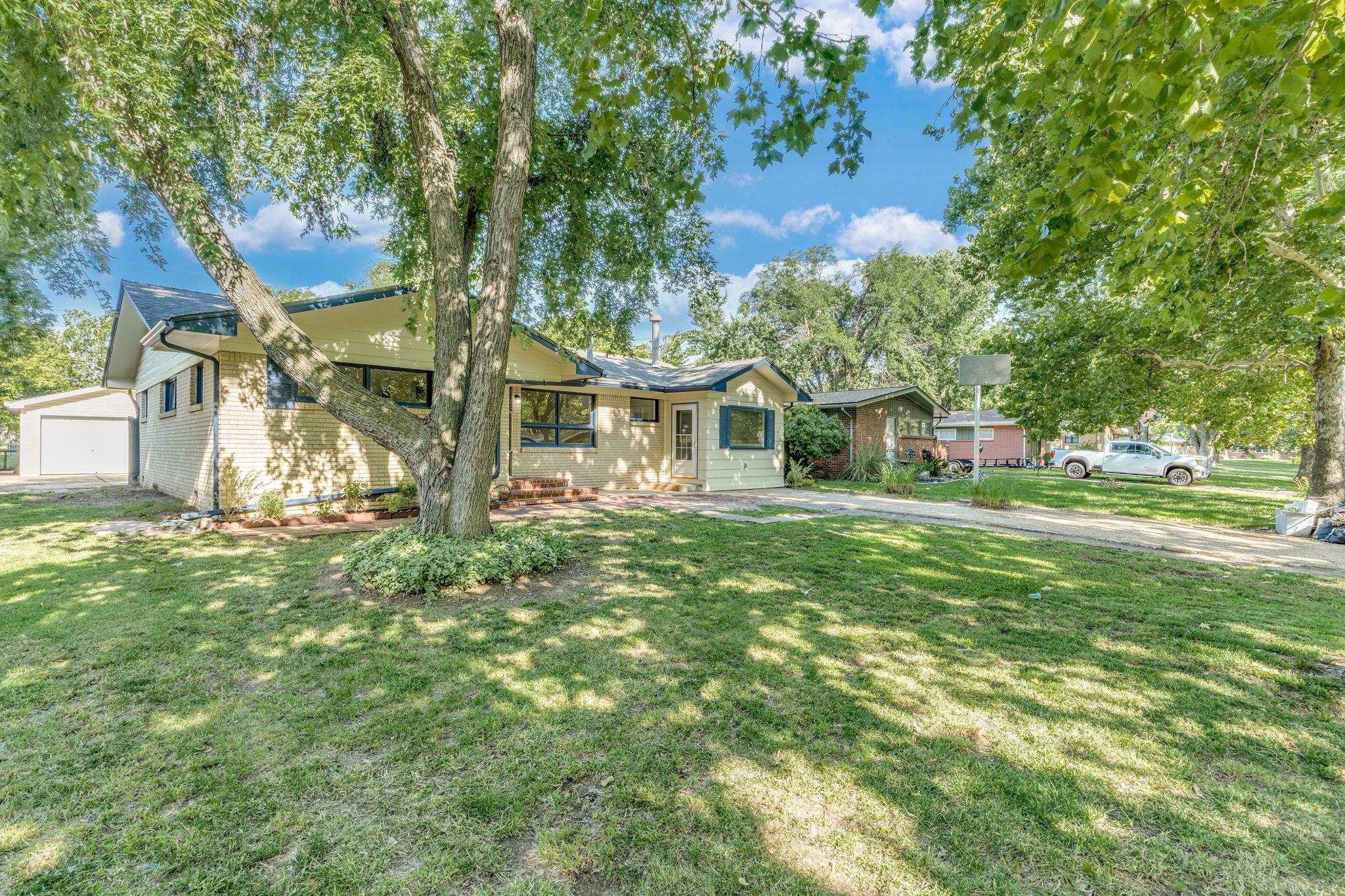831 N Maus Ln